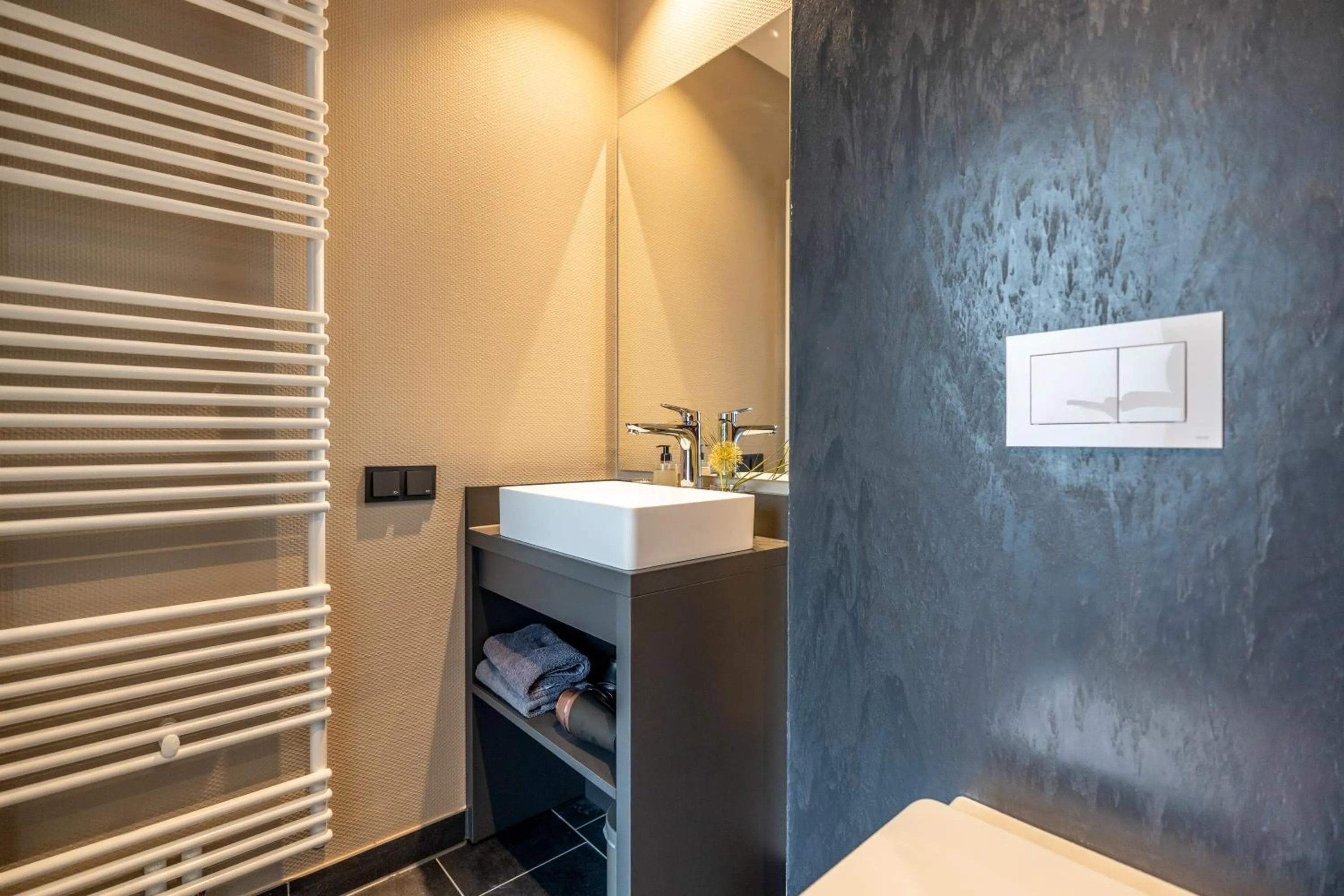 Shower in Arthotel Bakker