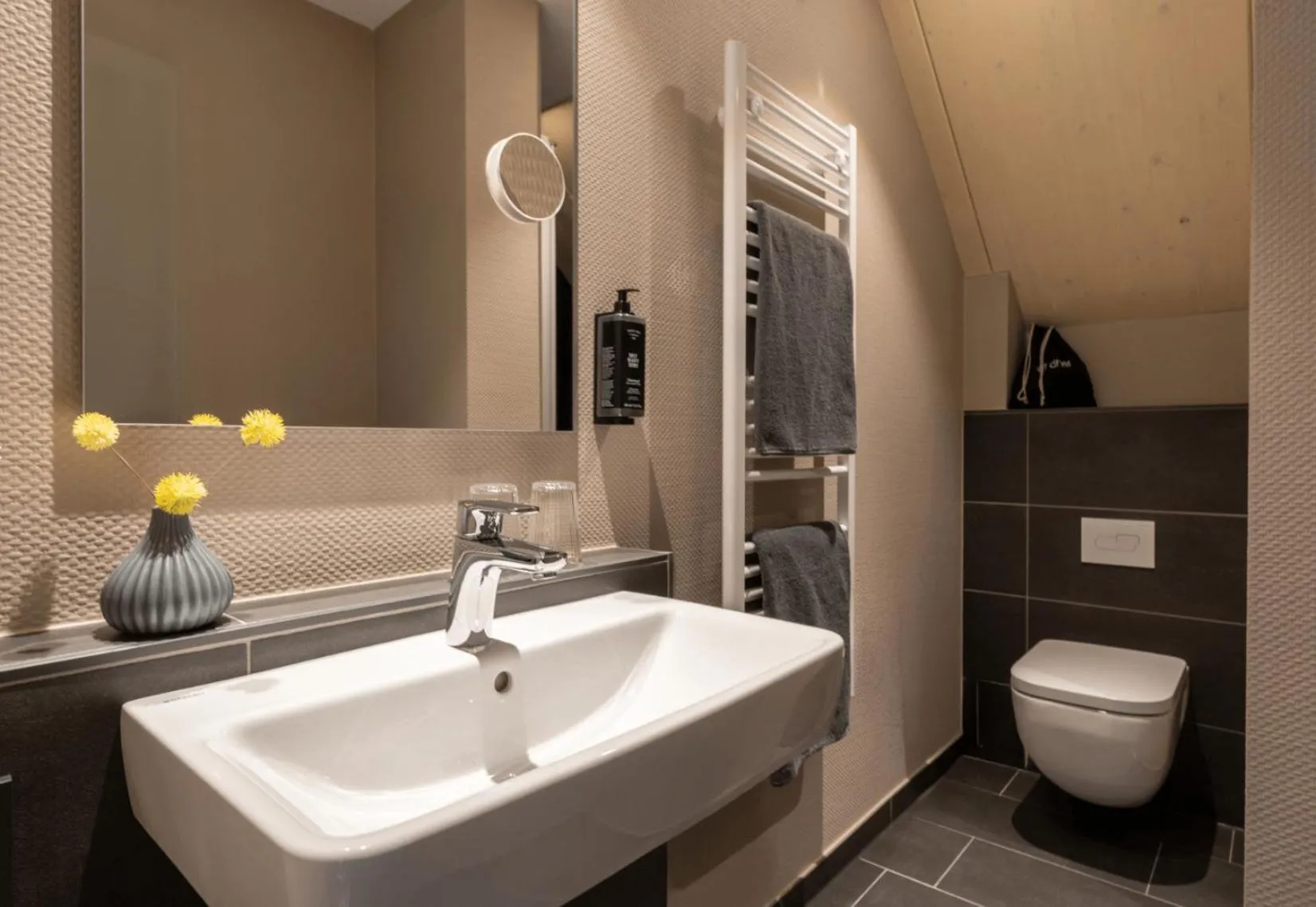 Shower in Arthotel Bakker