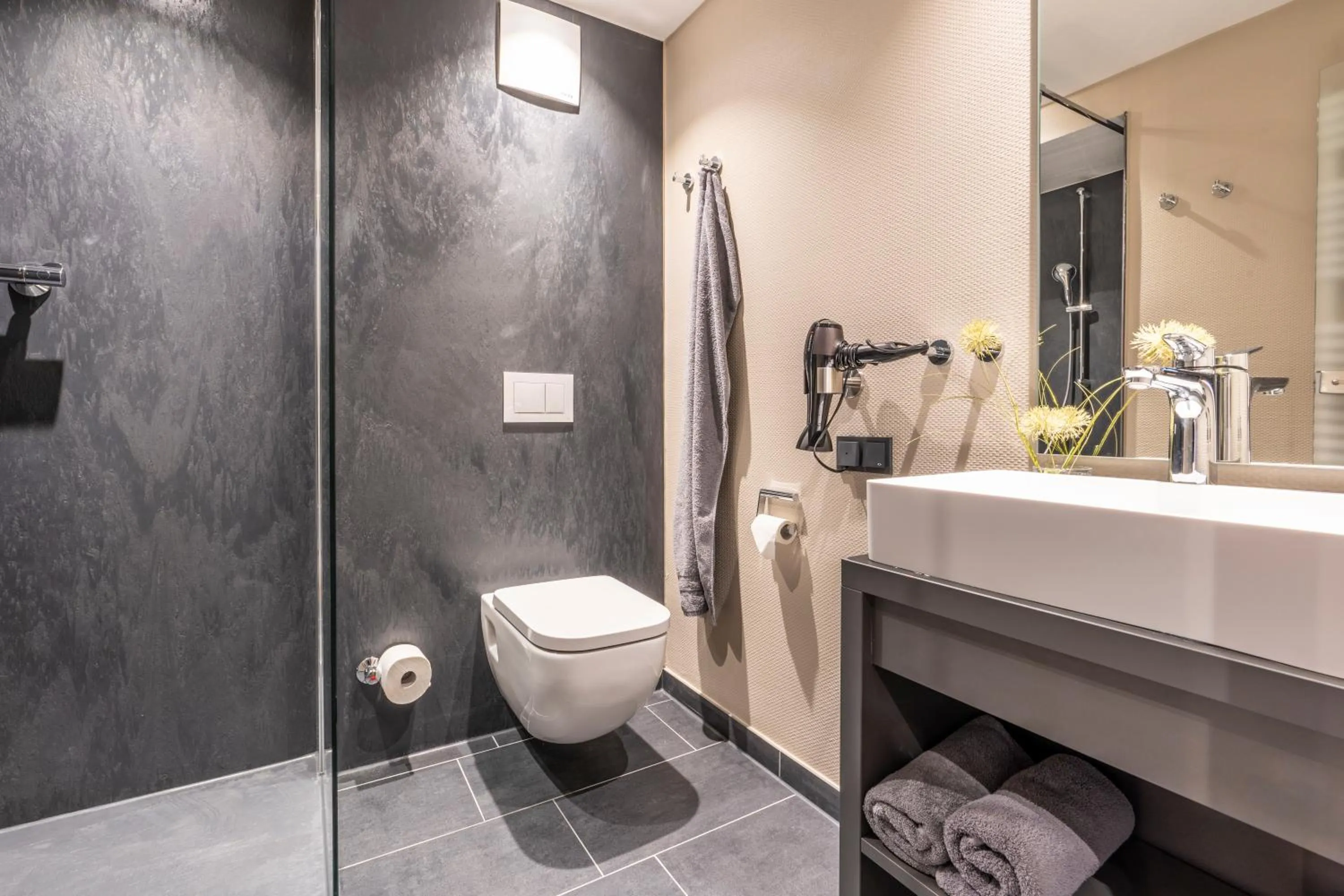 Shower in Arthotel Bakker