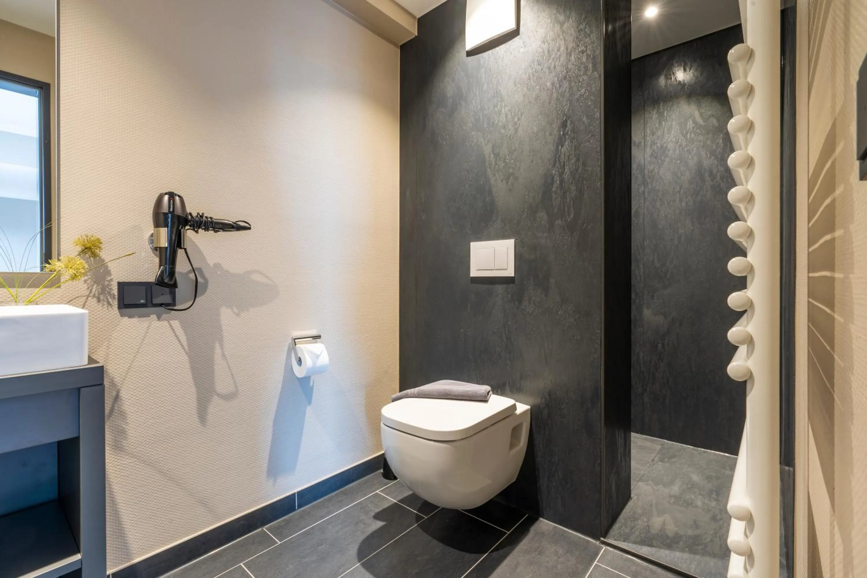 Shower in Arthotel Bakker