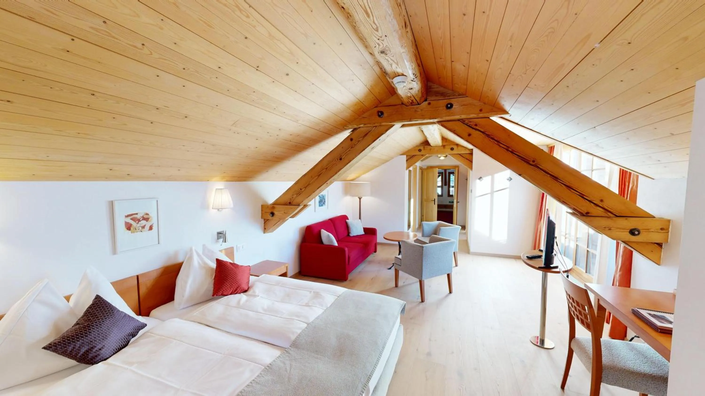 Living room, Bed in Schweizerhaus Swiss Quality Hotel