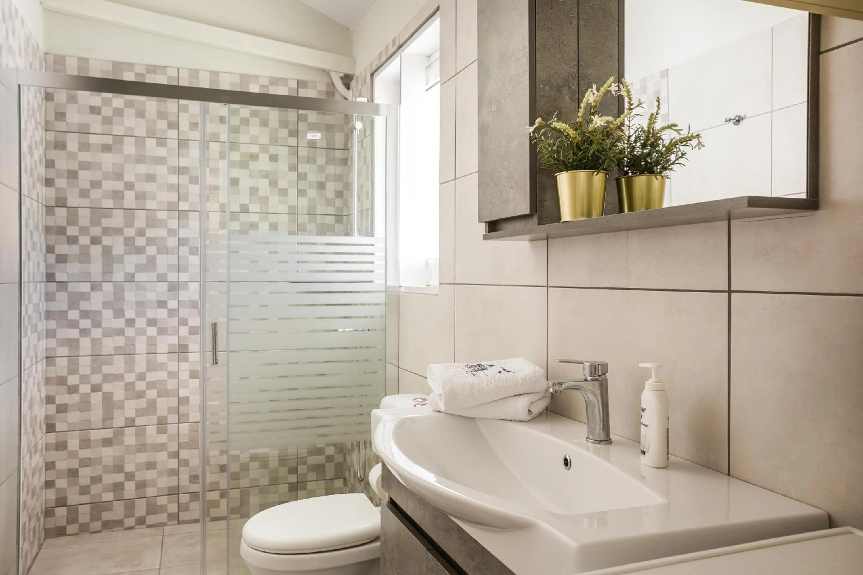 Shower in Panorama Fanari studios and apartments