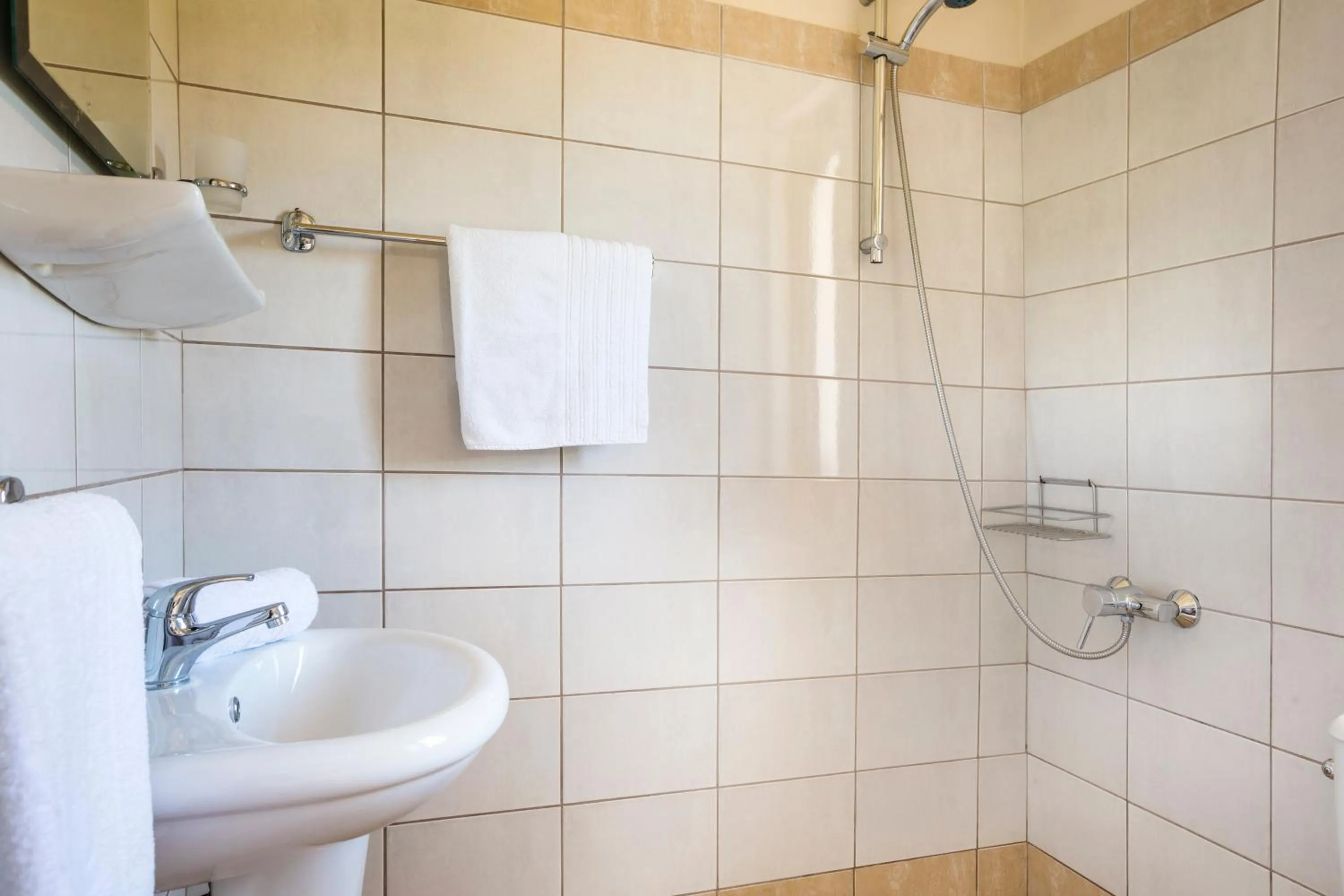 Shower in Panorama Fanari studios and apartments