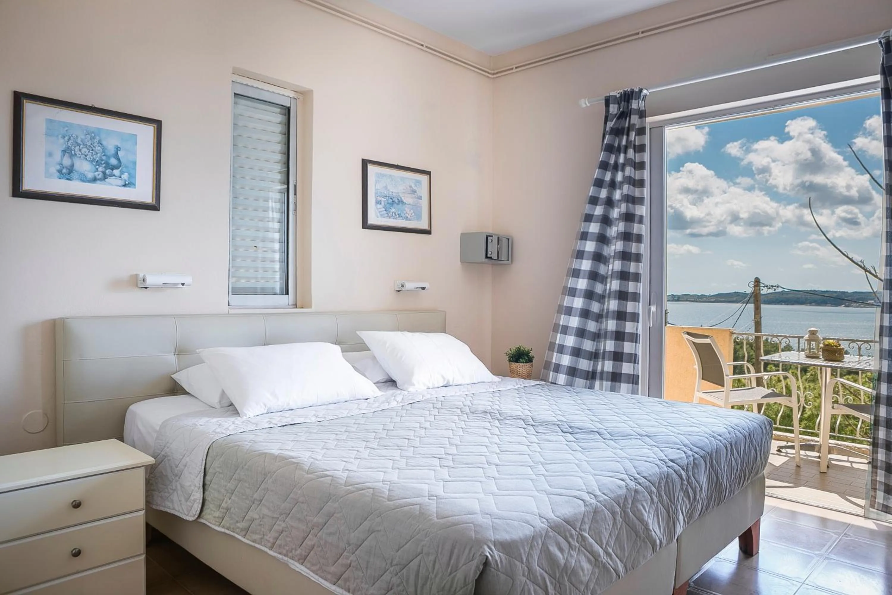 Bed in Panorama Fanari studios and apartments