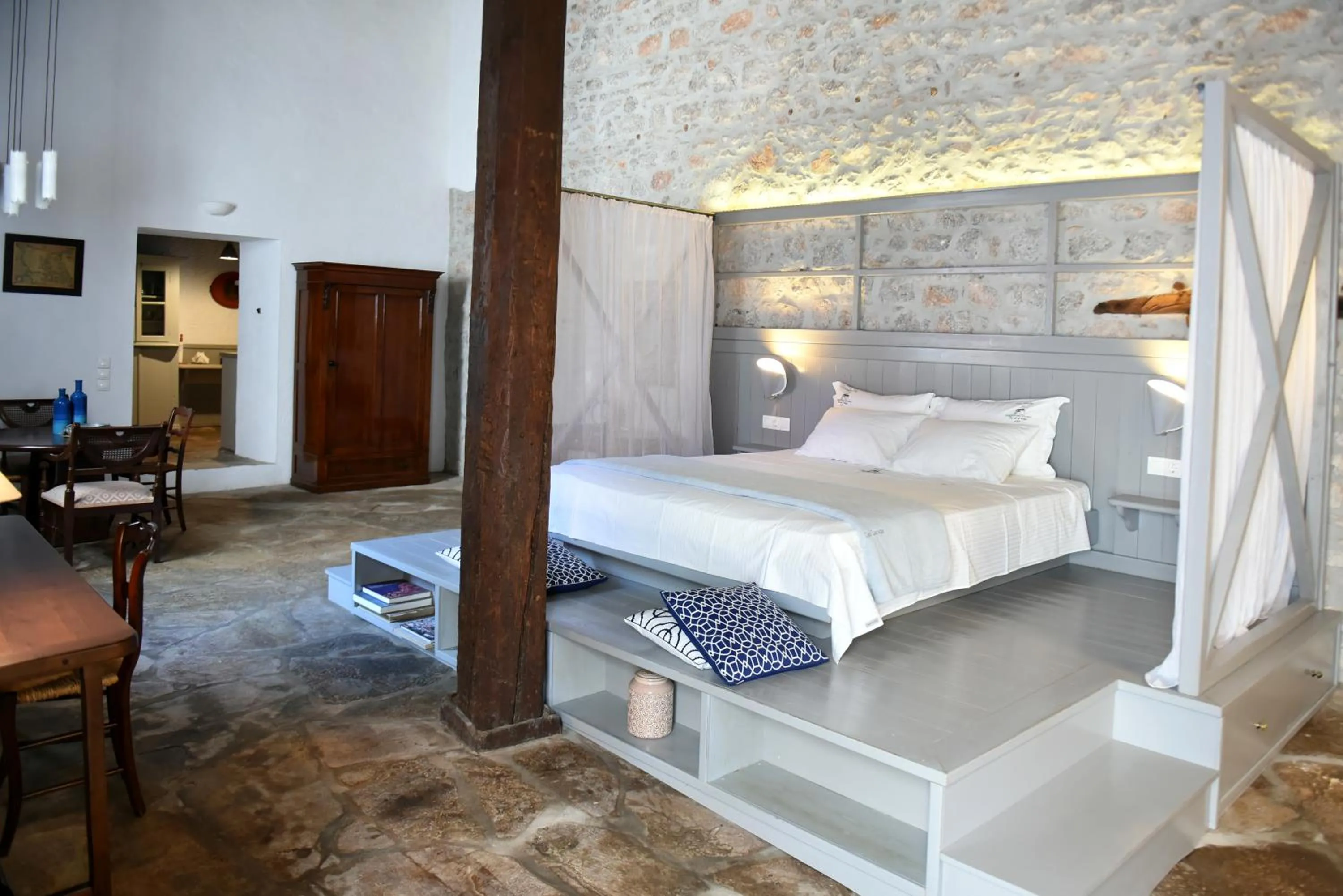 Bed in Keresbino Hydra Manor House