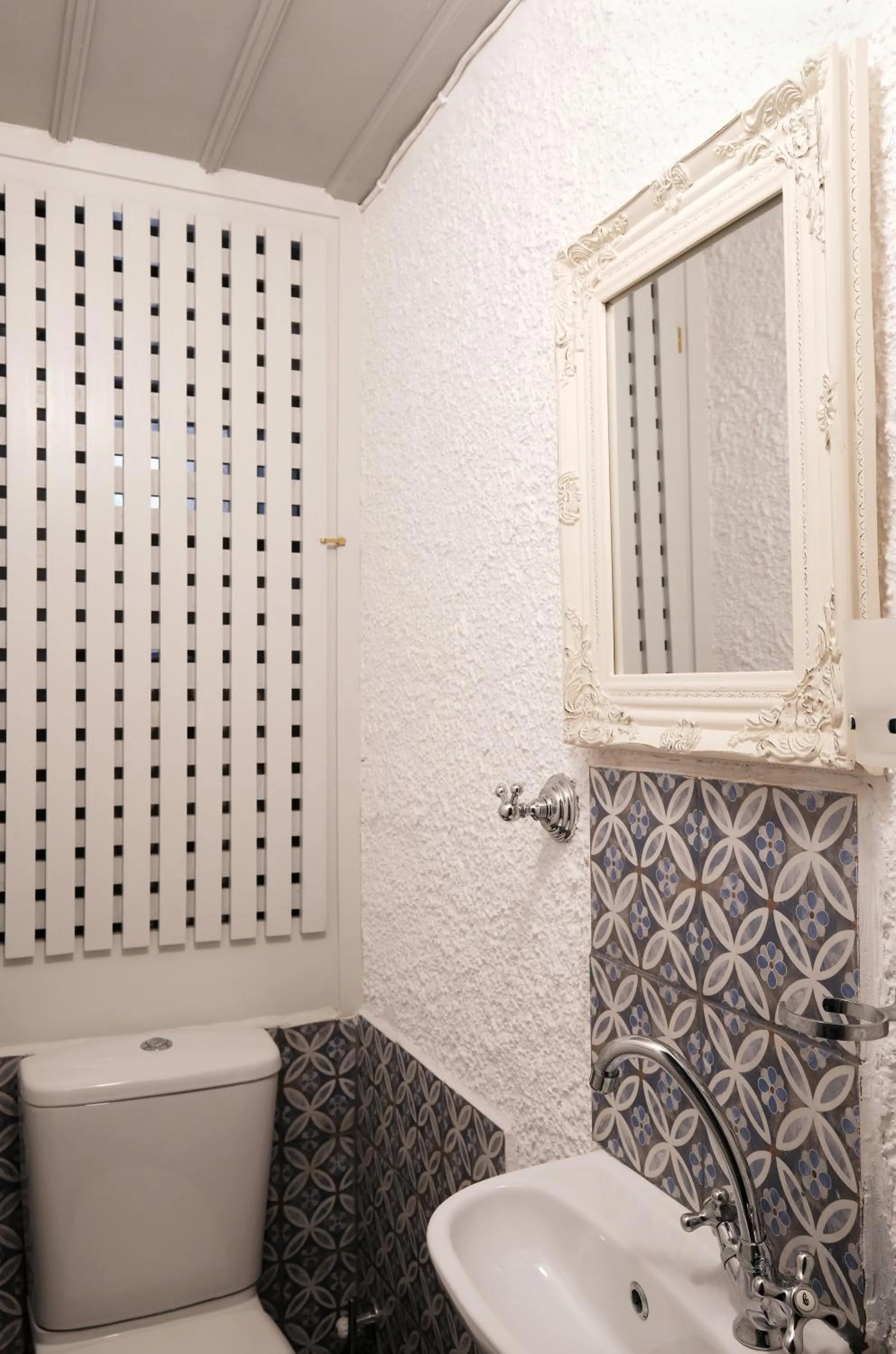 Toilet in Keresbino Hydra Manor House