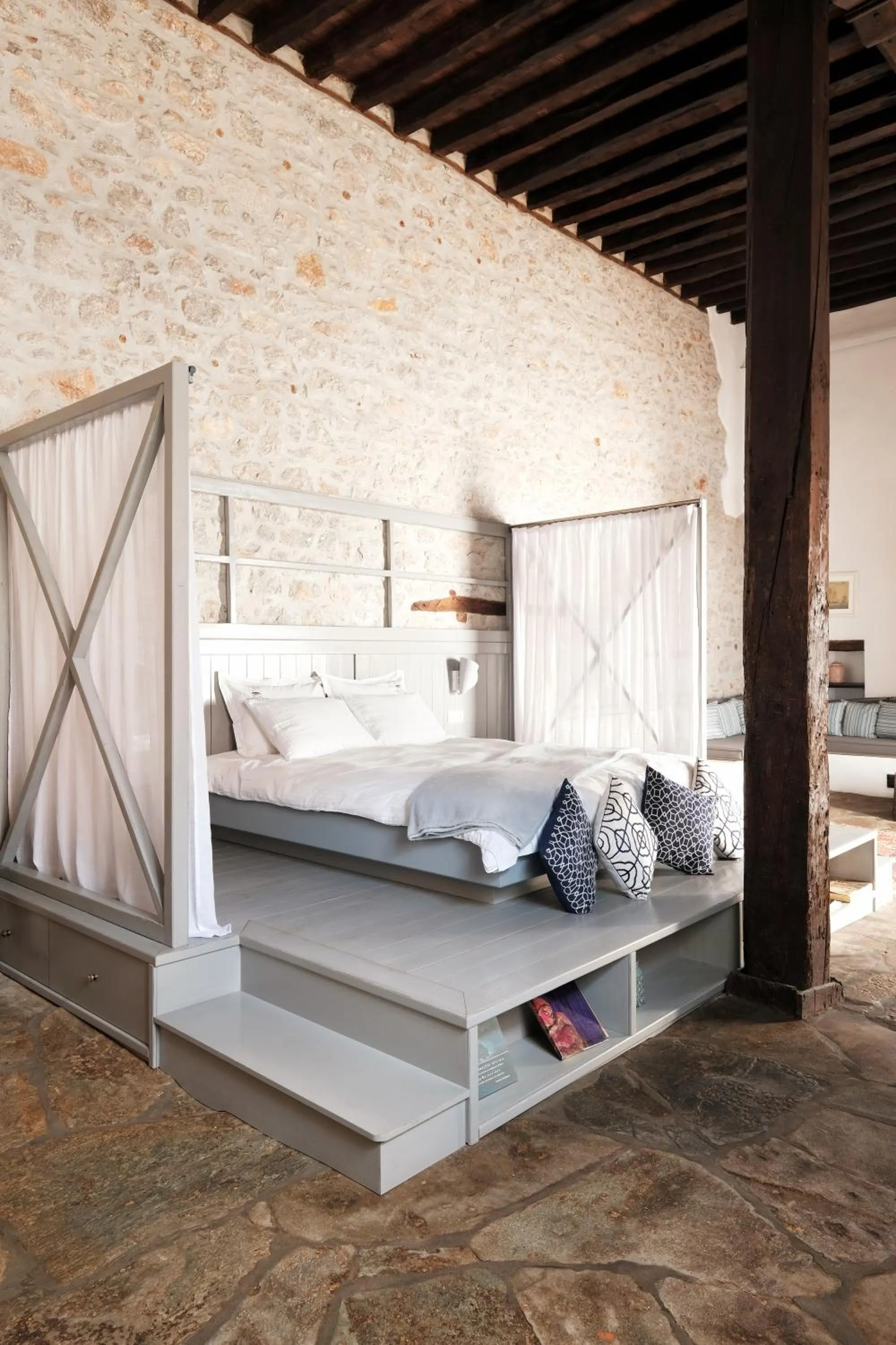 Bed in Keresbino Hydra Manor House