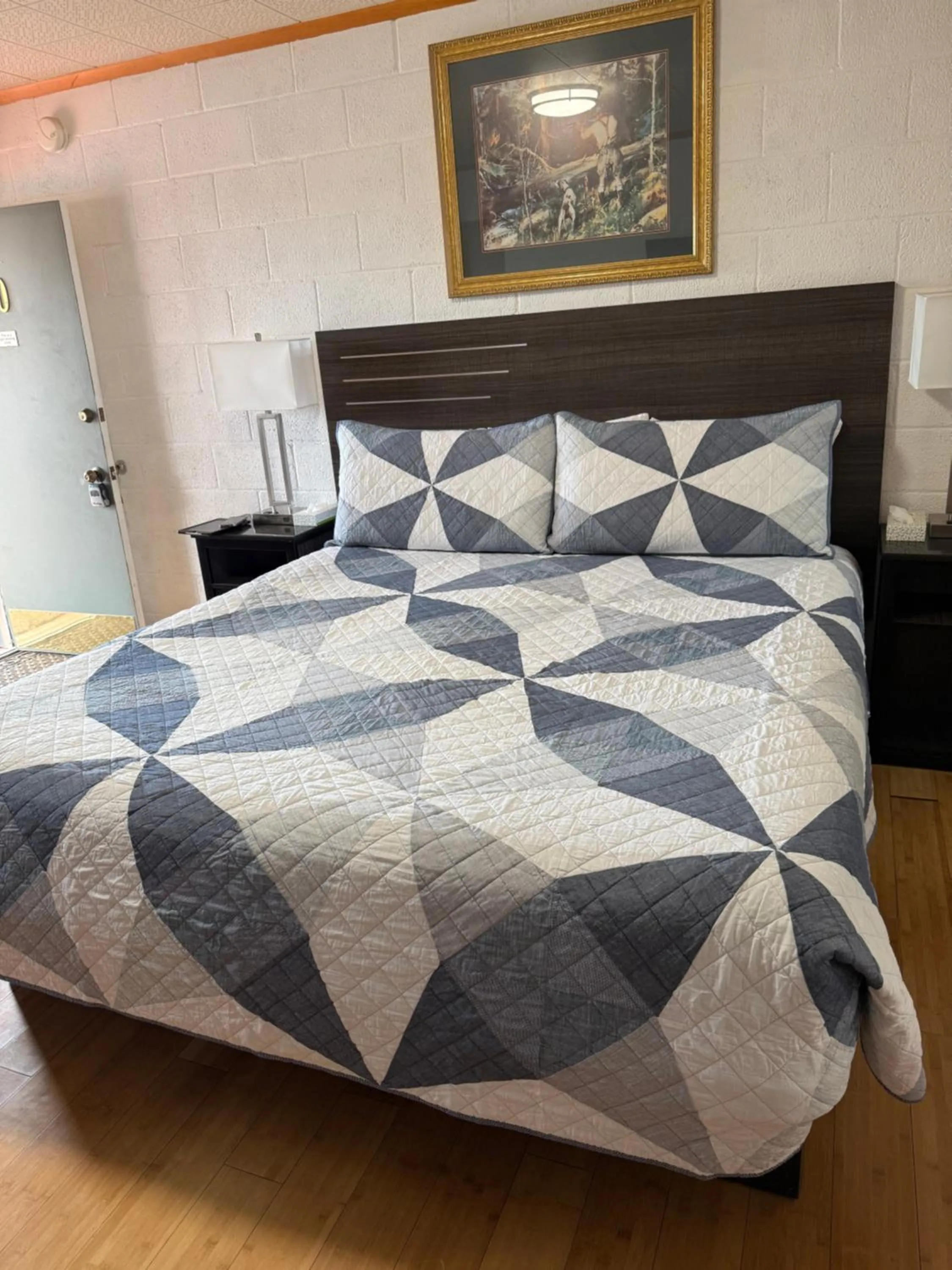 Bed in Starlight Motel