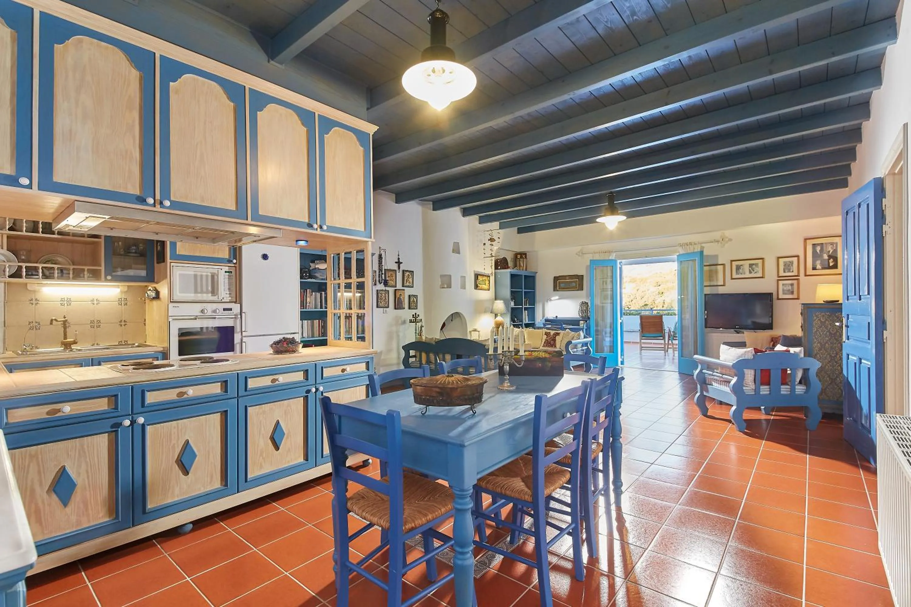 Dining area in Kerame Studios & Apartments