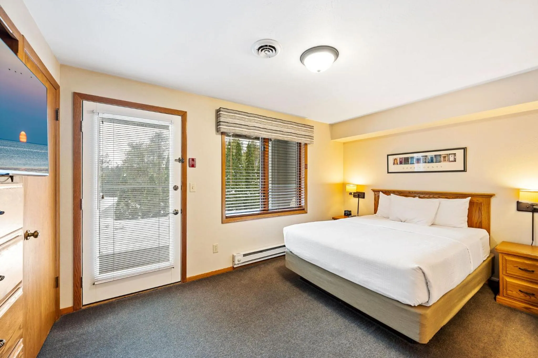 Bedroom, Bed in Evergreen Hill Condominiums