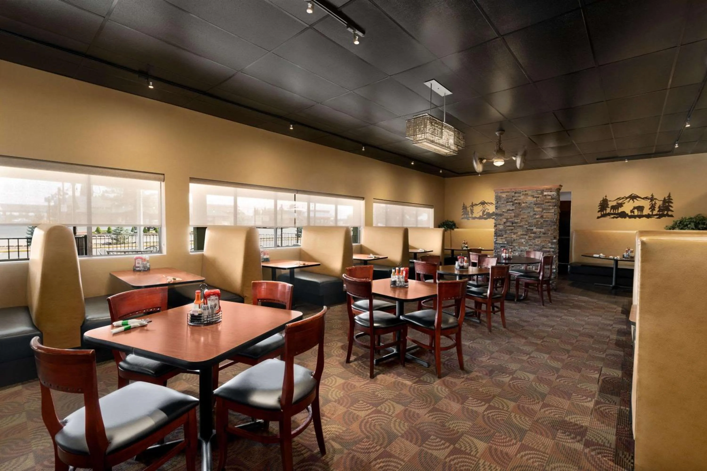 Restaurant/places to eat in Days Hotel by Wyndham Flagstaff