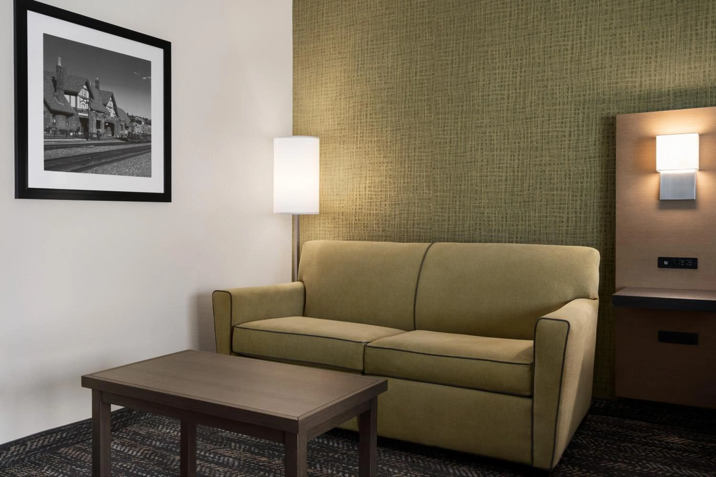 Seating area in Days Hotel by Wyndham Flagstaff