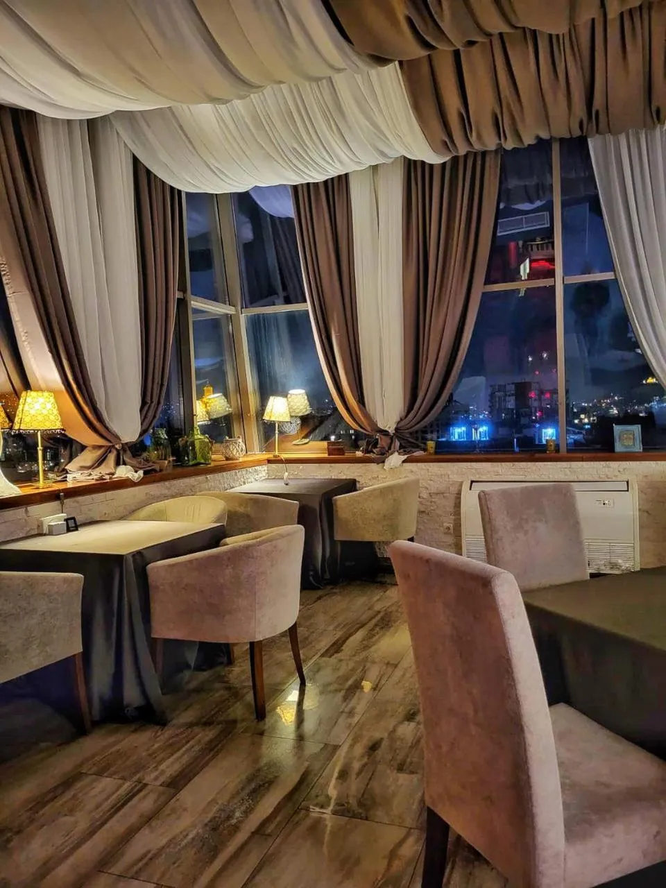 Restaurant/places to eat in A5 Hotel