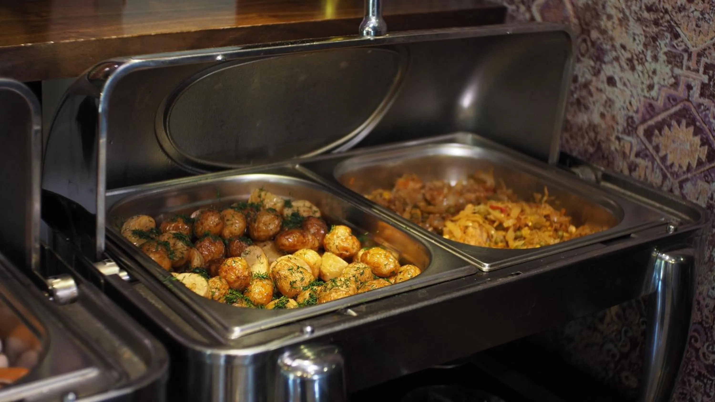 Restaurant/places to eat in A5 Hotel