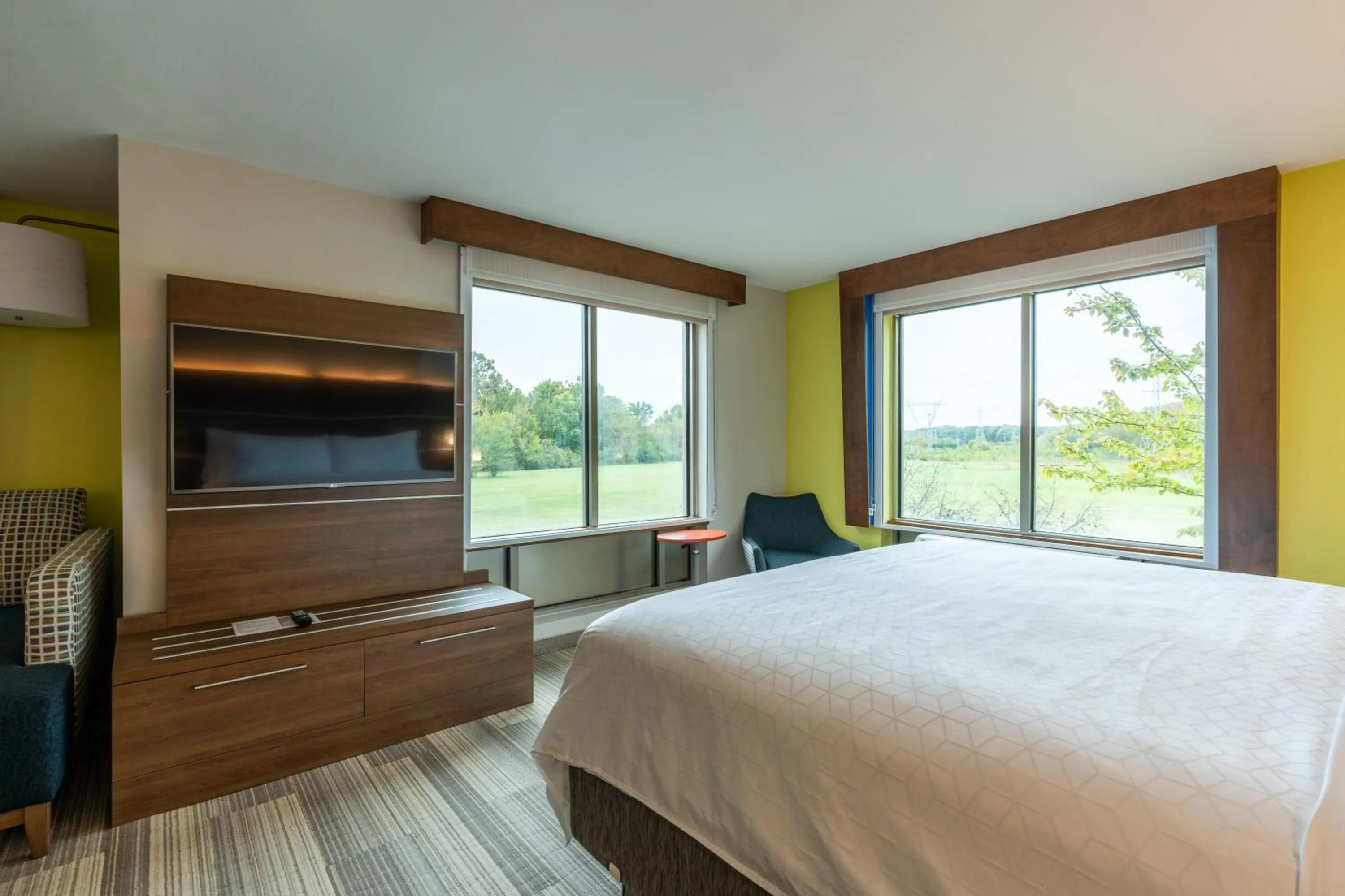 Bed in Holiday Inn Express Hotel & Suites Memphis/Germantown by IHG