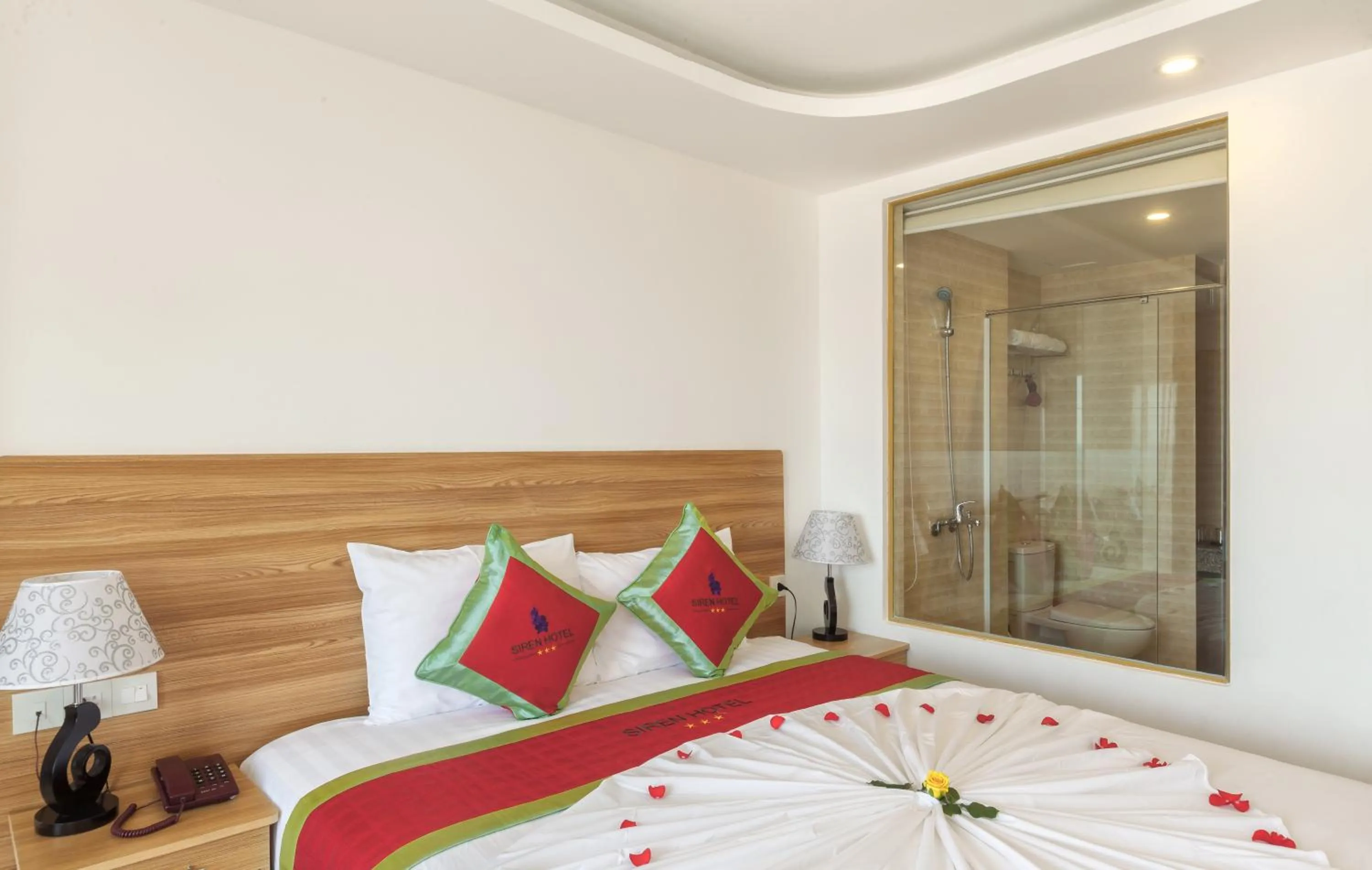 Bathroom, Bed in Siren Flower Hotel