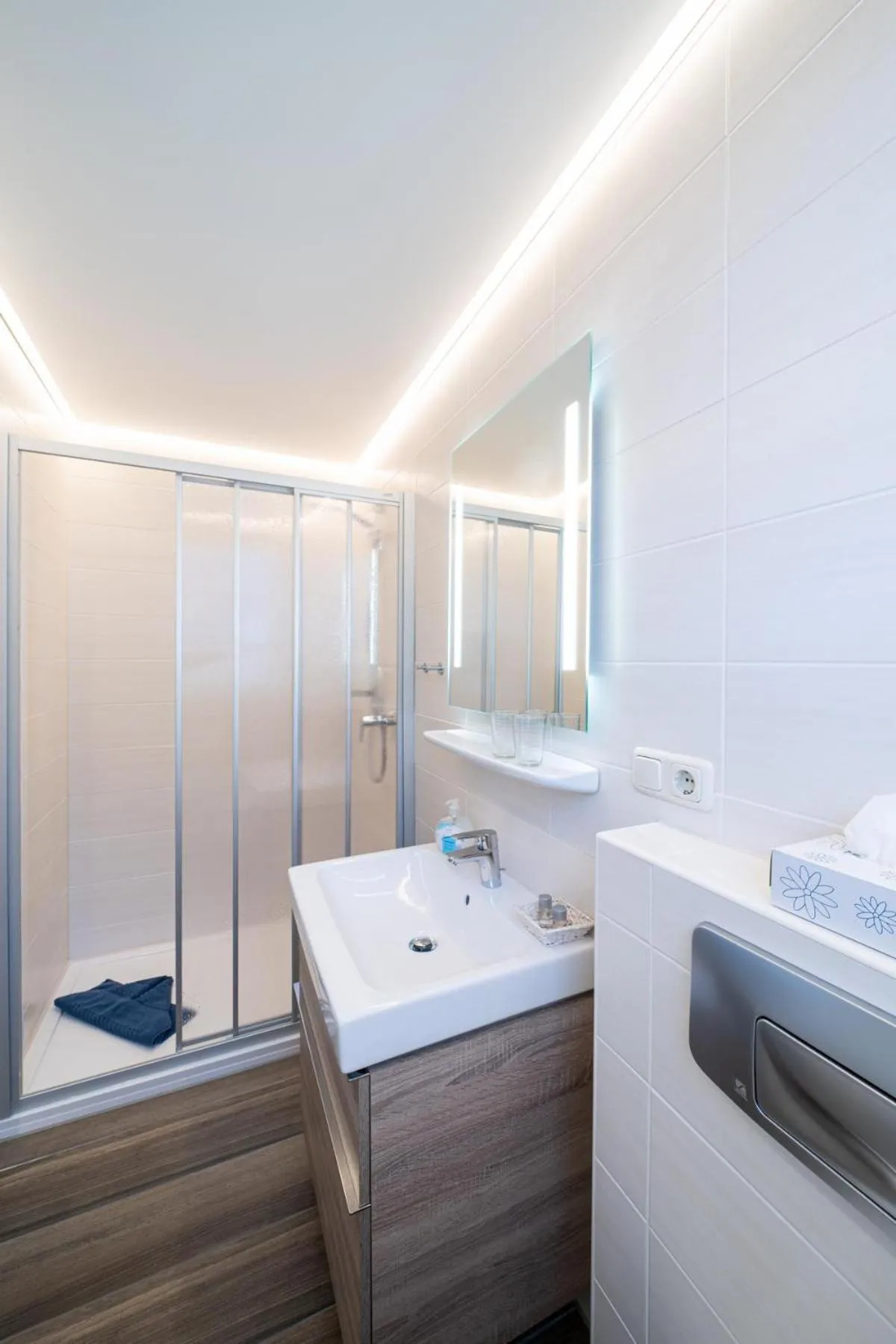 Bathroom, Bed in Deichhotel Grube