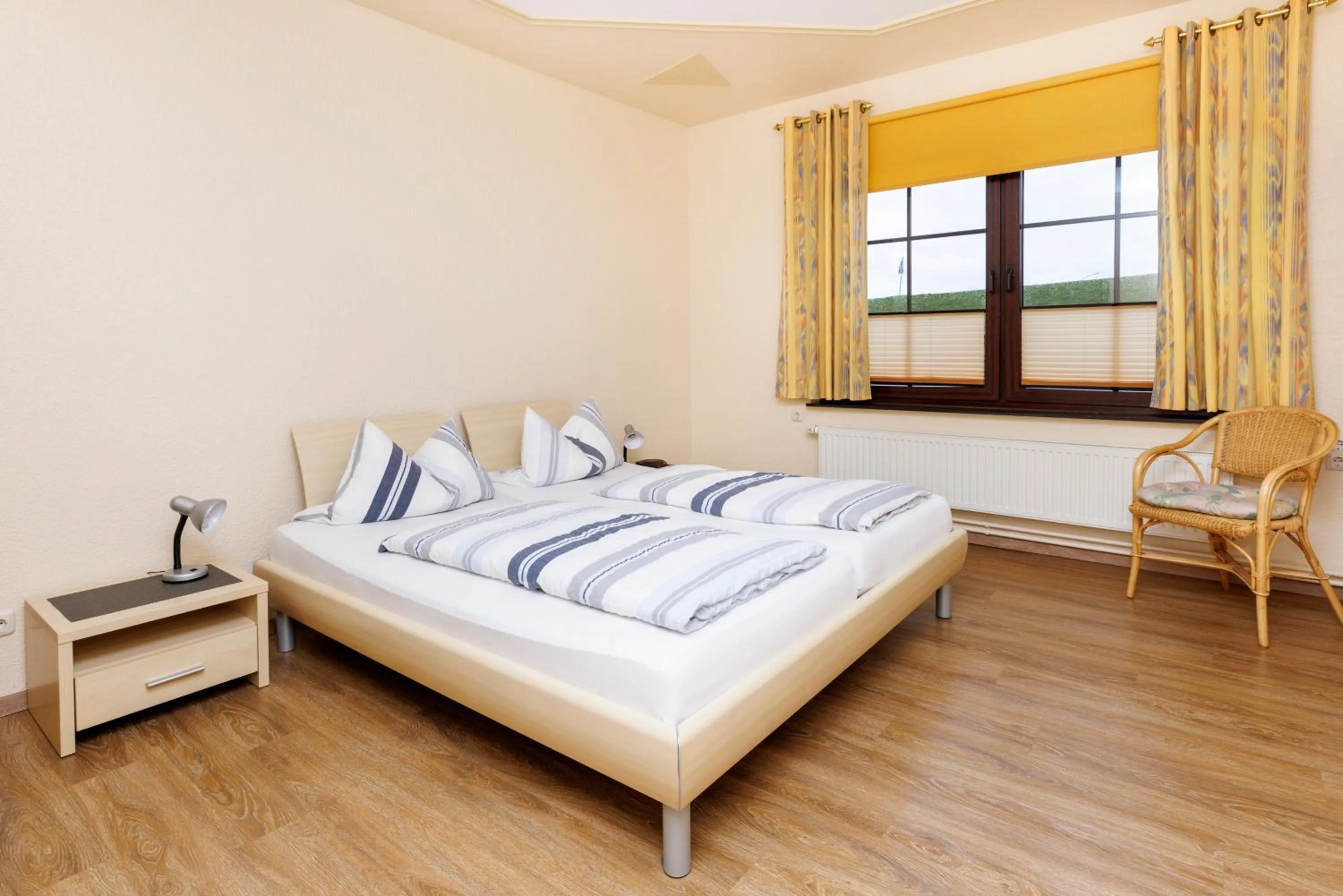 Bedroom, Bed in Deichhotel Grube