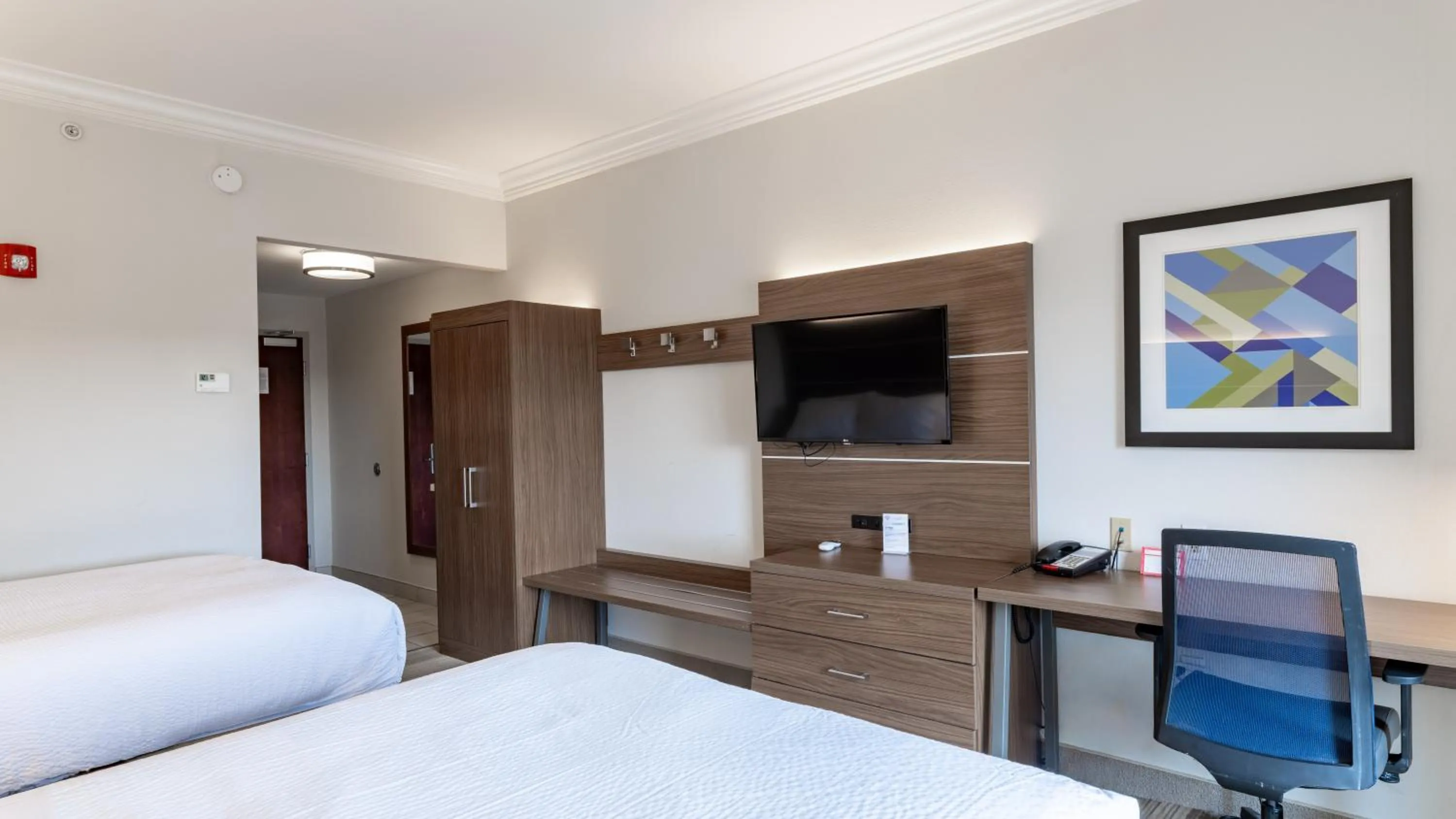 Bed in Holiday Inn Express & Suites Macon - I-475 by IHG