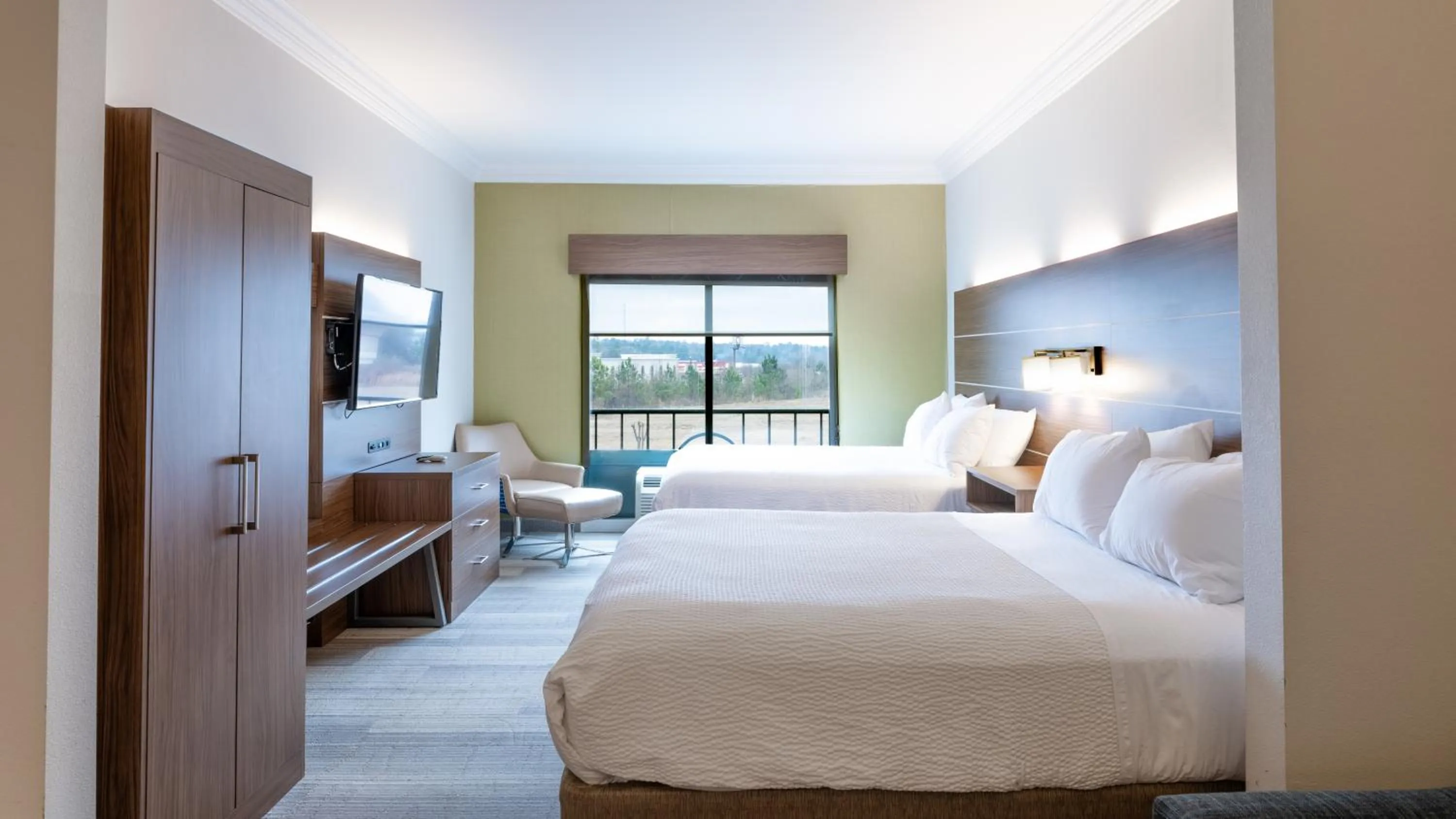 Bed in Holiday Inn Express & Suites Macon - I-475 by IHG