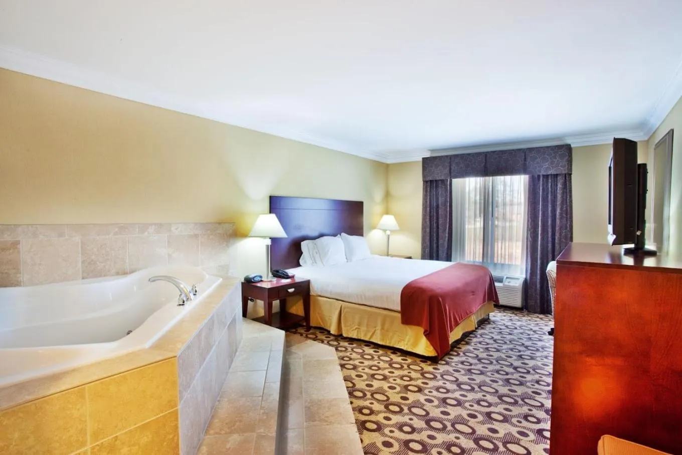 Bedroom, Bed in Holiday Inn Express & Suites Macon - I-475 by IHG