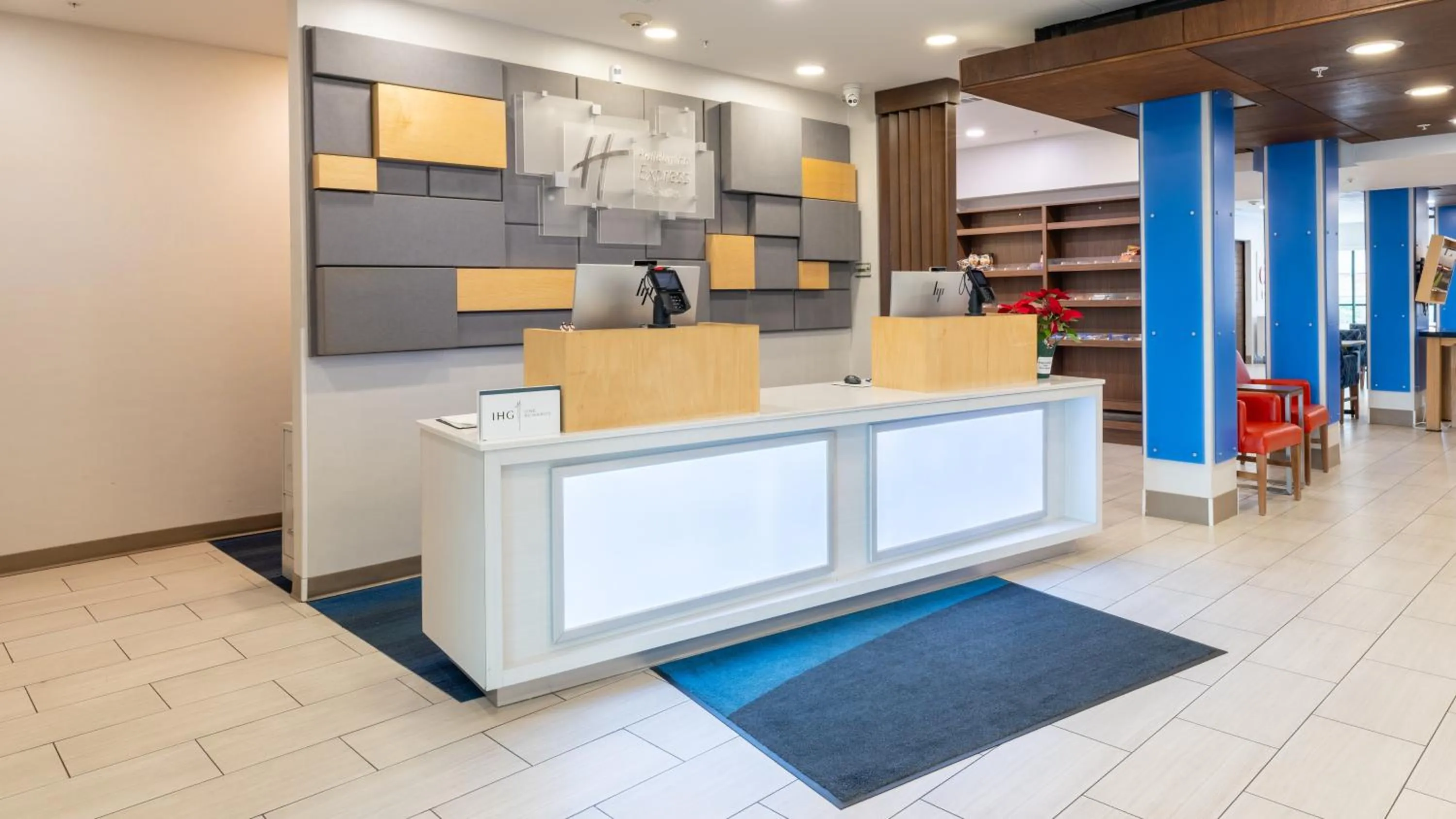 Lobby or reception in Holiday Inn Express & Suites Macon - I-475 by IHG