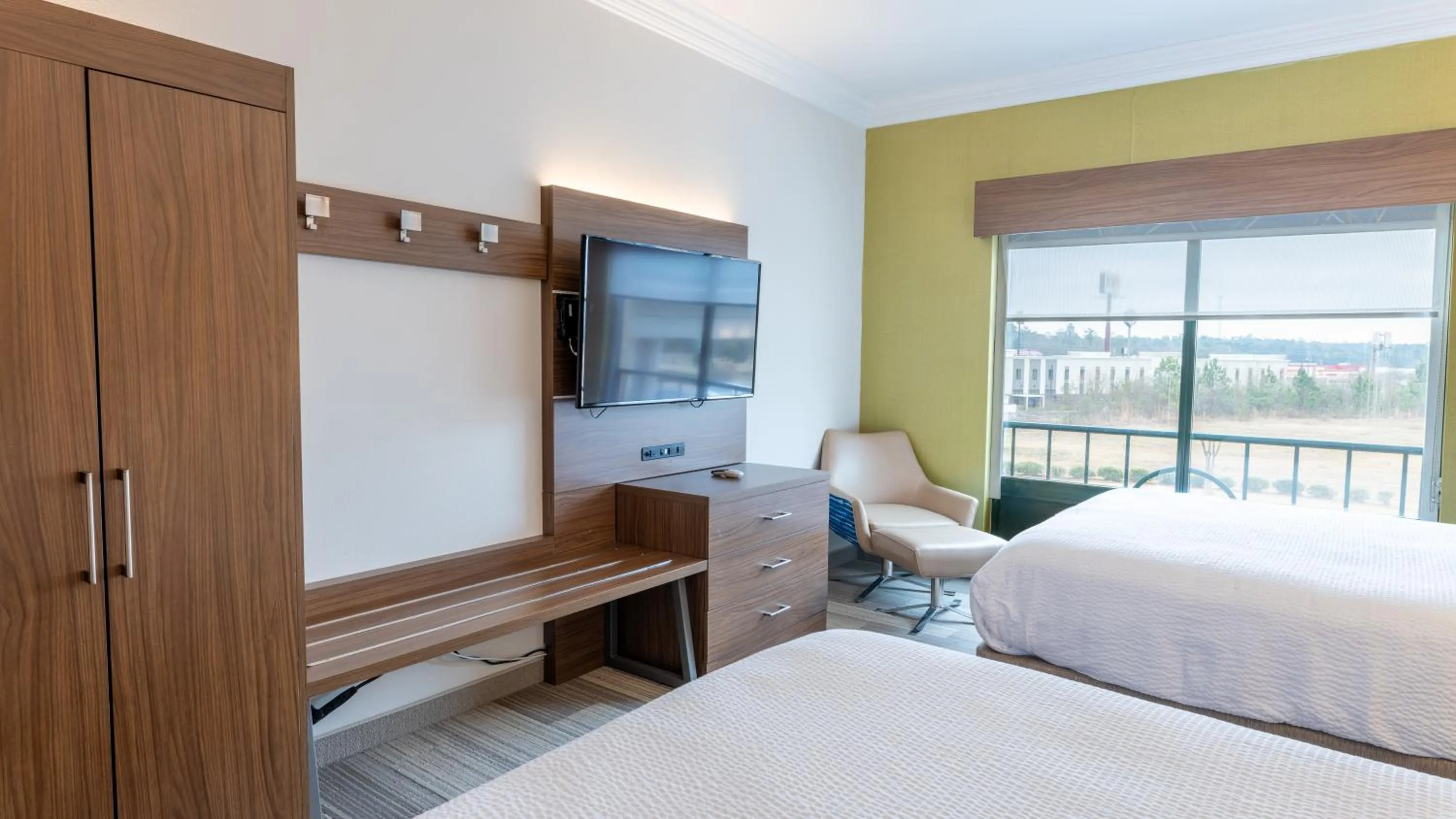 Bed in Holiday Inn Express & Suites Macon - I-475 by IHG