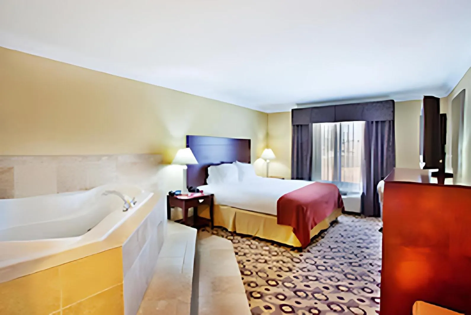 Bed in Holiday Inn Express & Suites Macon - I-475 by IHG