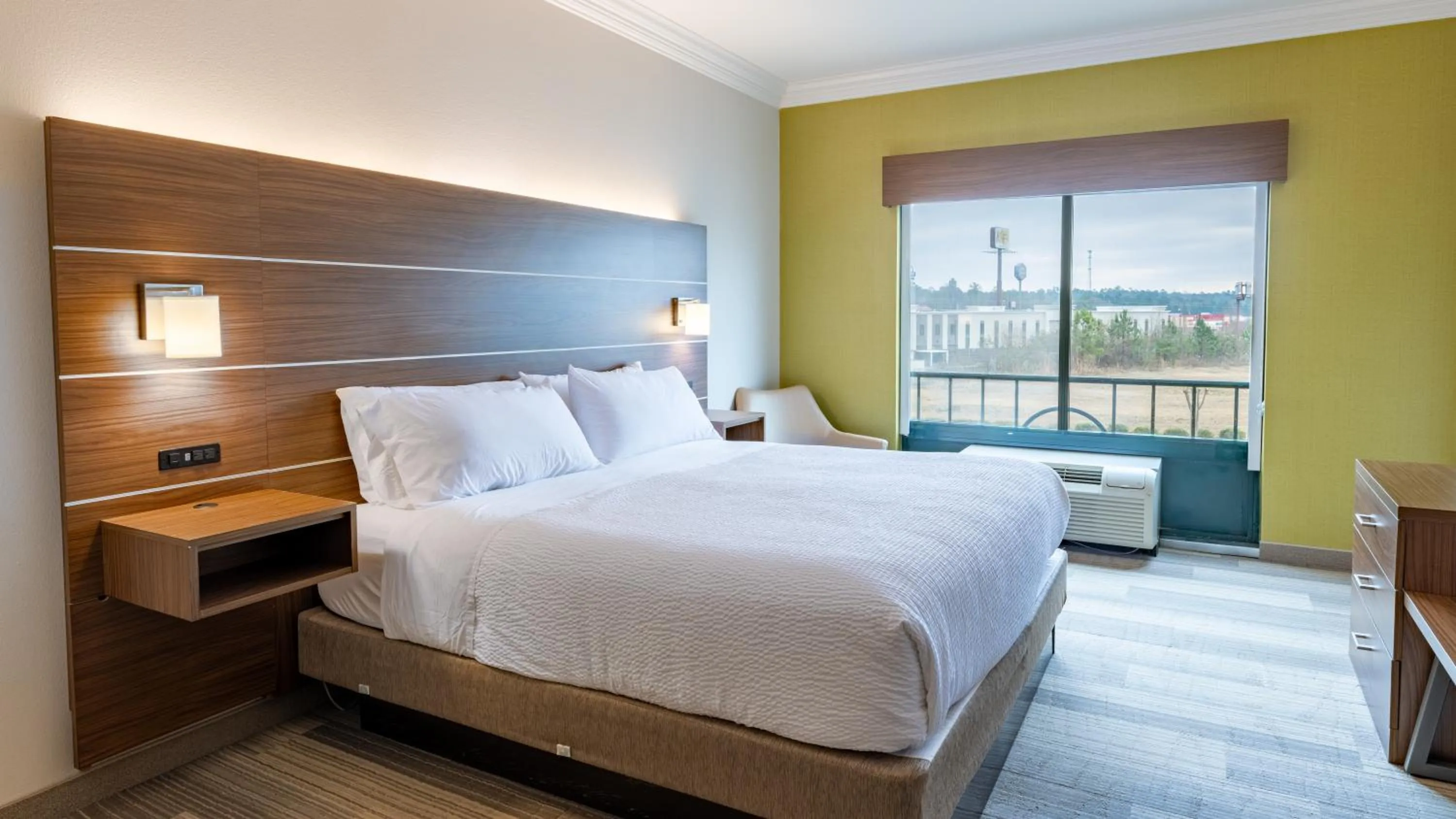 Bed in Holiday Inn Express & Suites Macon - I-475 by IHG