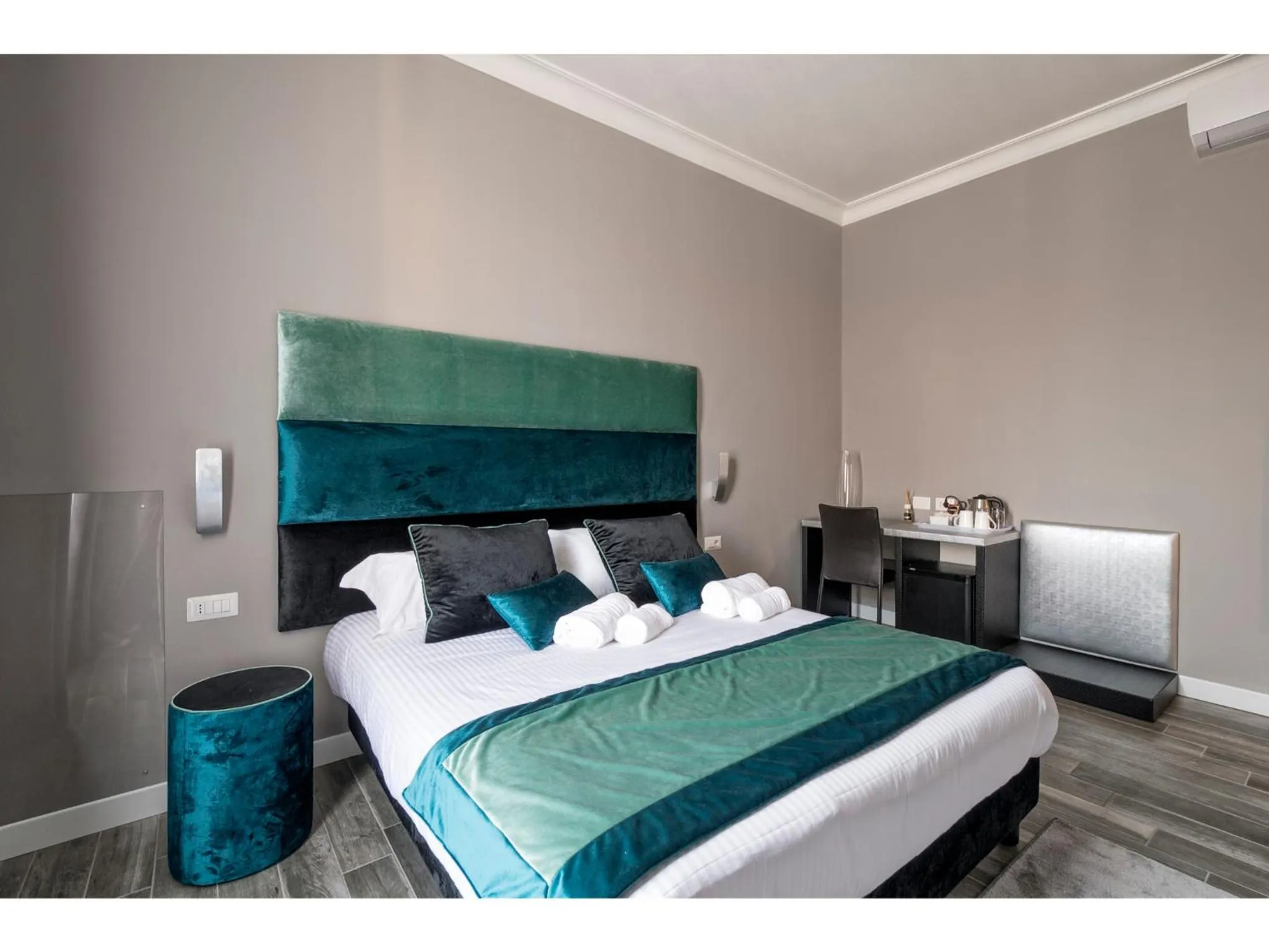 Coffee/tea facilities, Bed in Lea Luxury Rooms