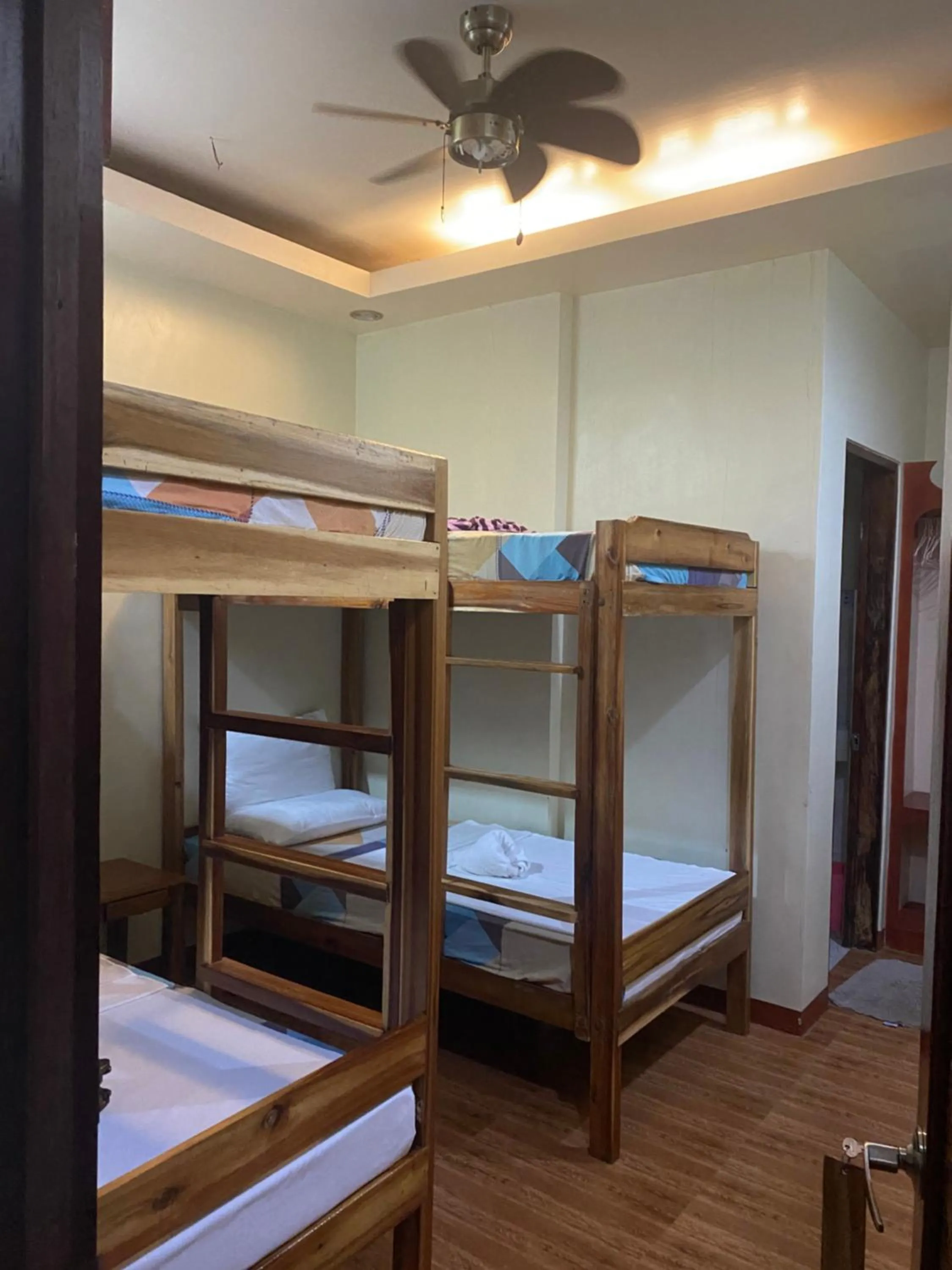 Photo of the whole room, Bed in Seaslugs Travellers Inn