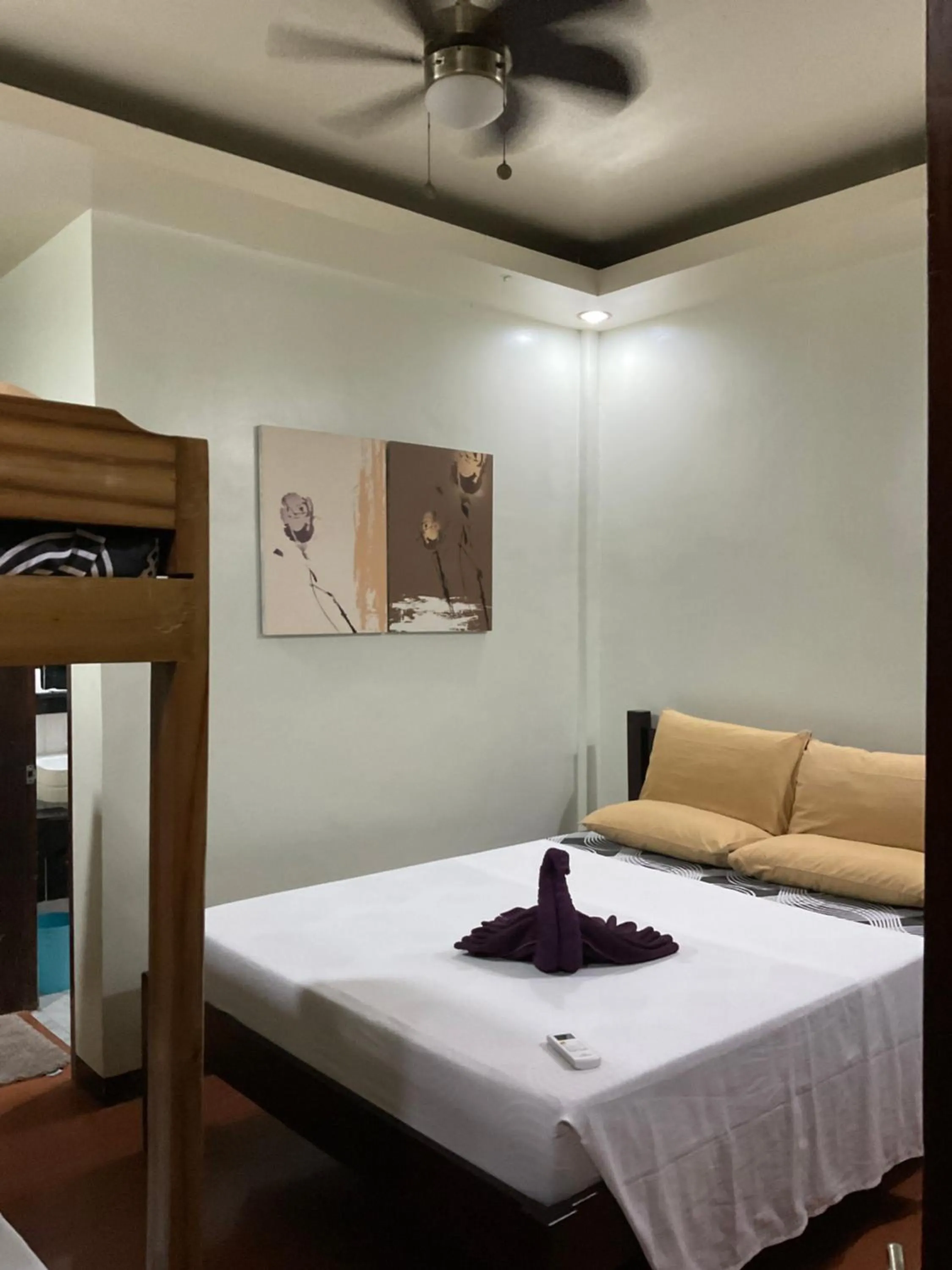 Photo of the whole room, Bed in Seaslugs Travellers Inn