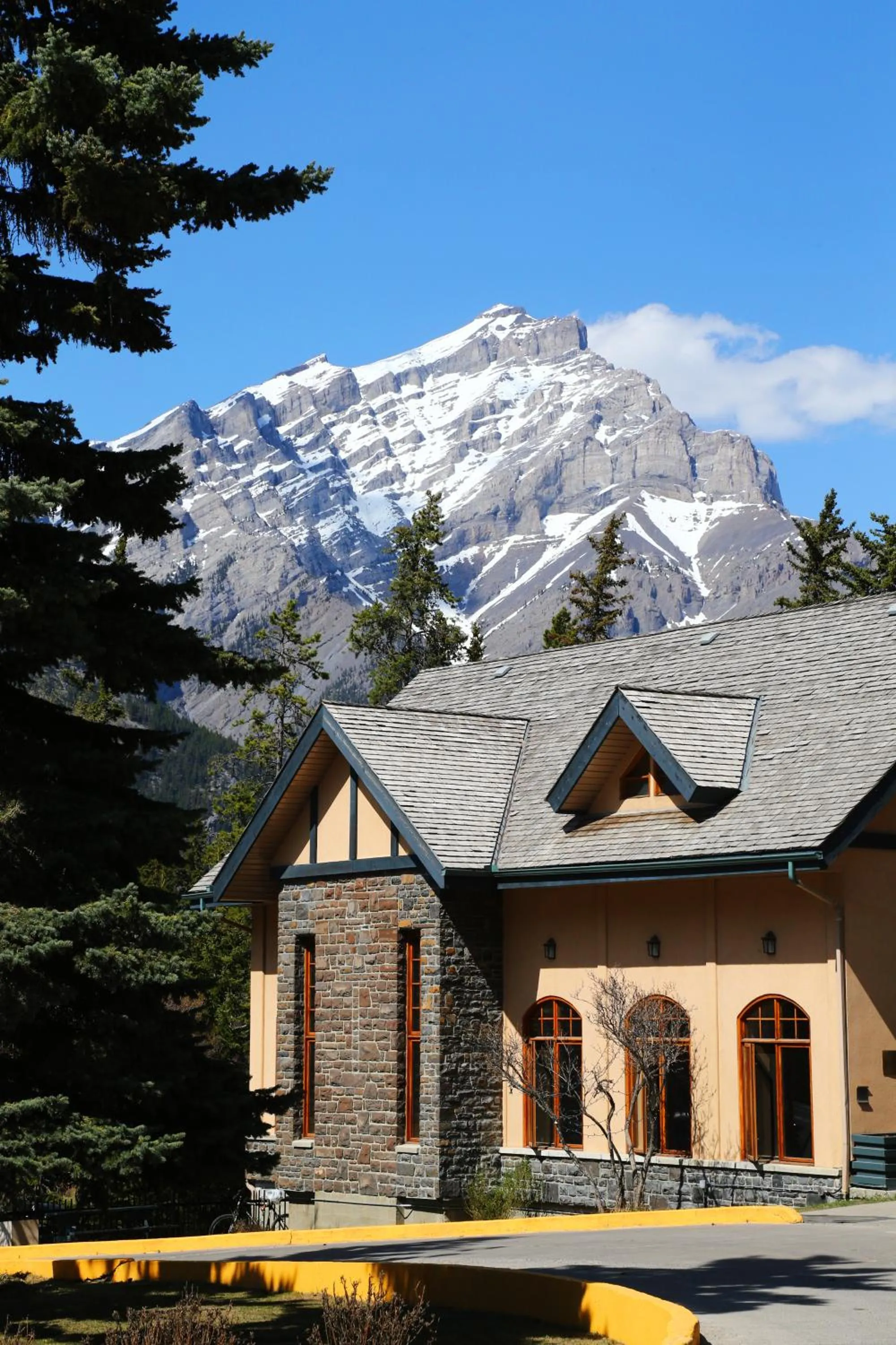 Facade/entrance in YWCA Banff Hotel
