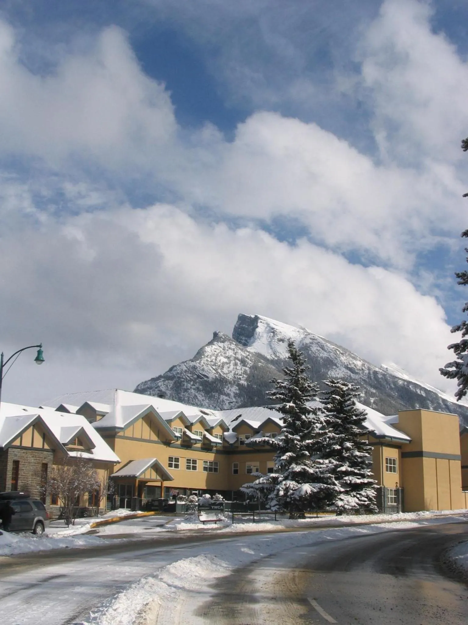 Facade/entrance in YWCA Banff Hotel