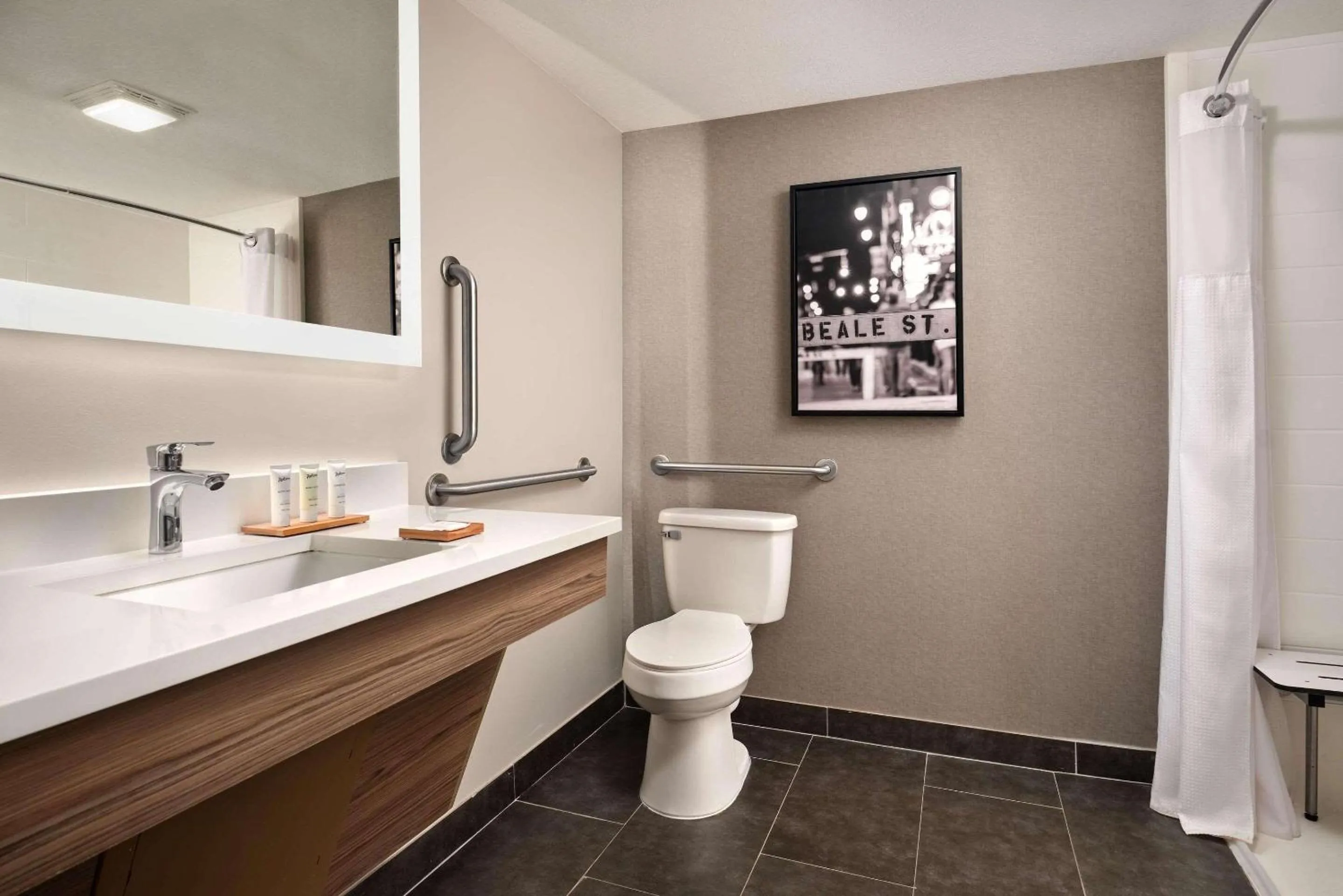 Bathroom in Radisson Hotel West Memphis