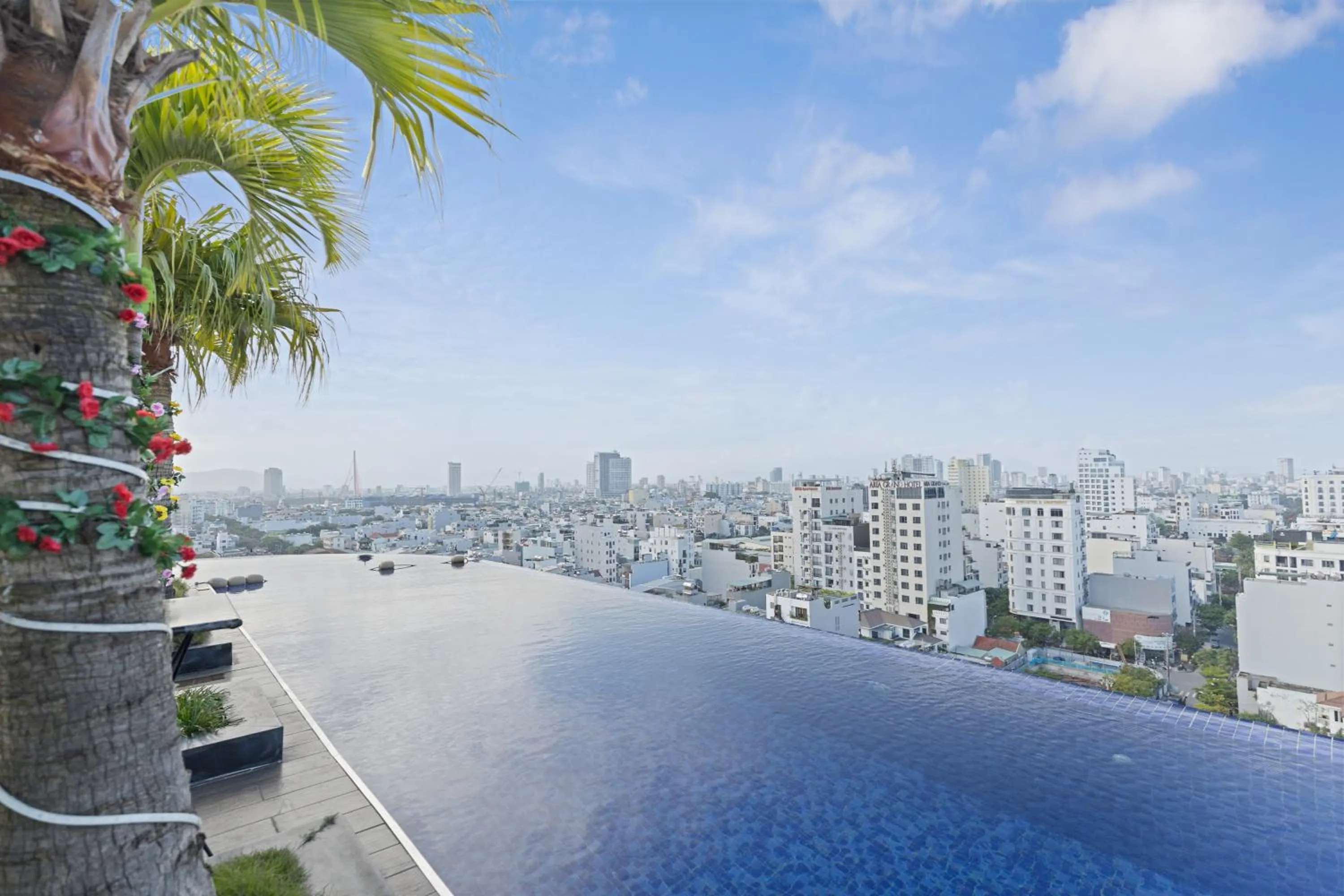 Swimming pool in SEA QUEEN Hotel