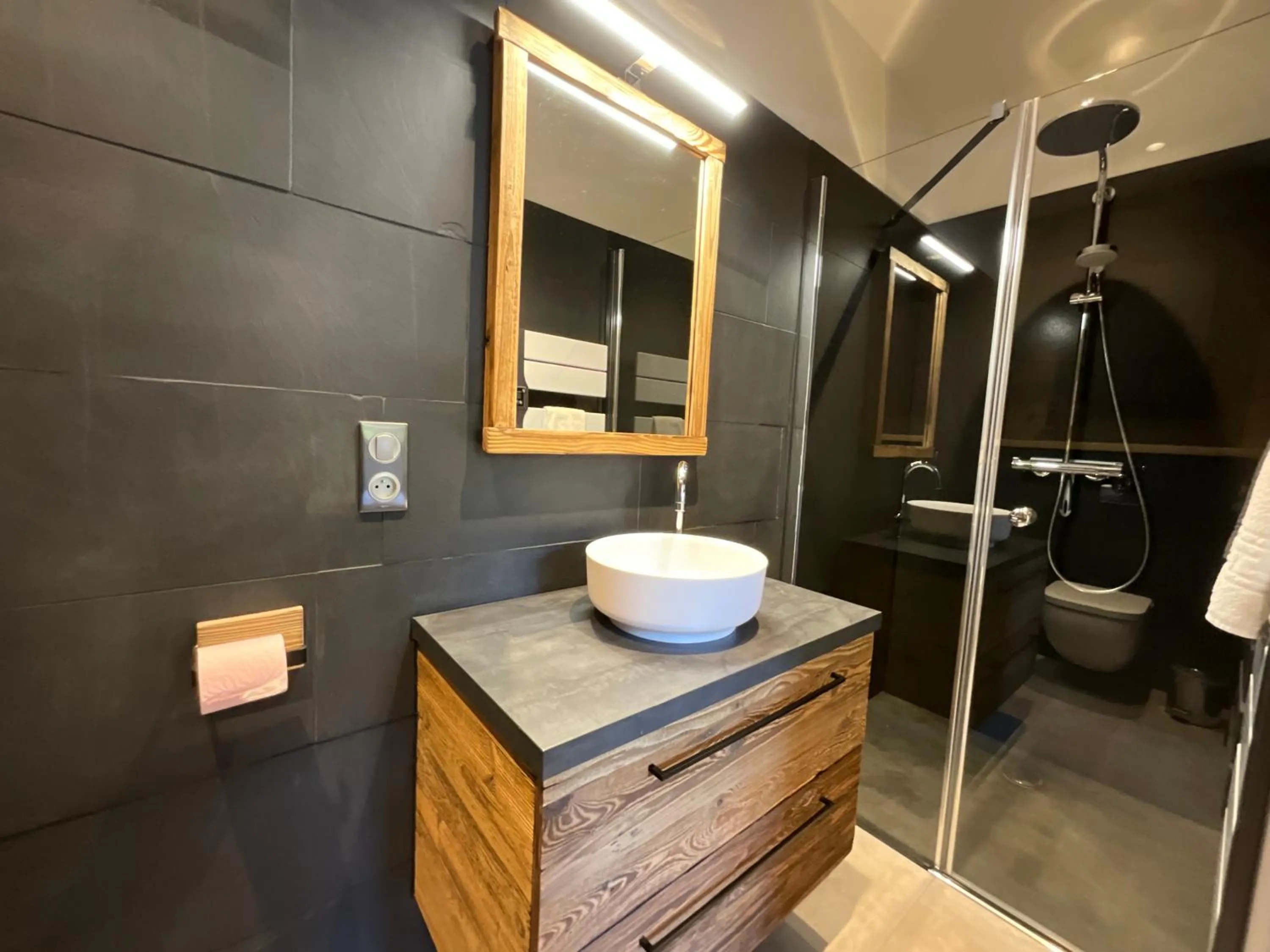 Bathroom in Gite Roche Des Ducs avec Piscine toute l'année, Spa, Sauna, Hammam