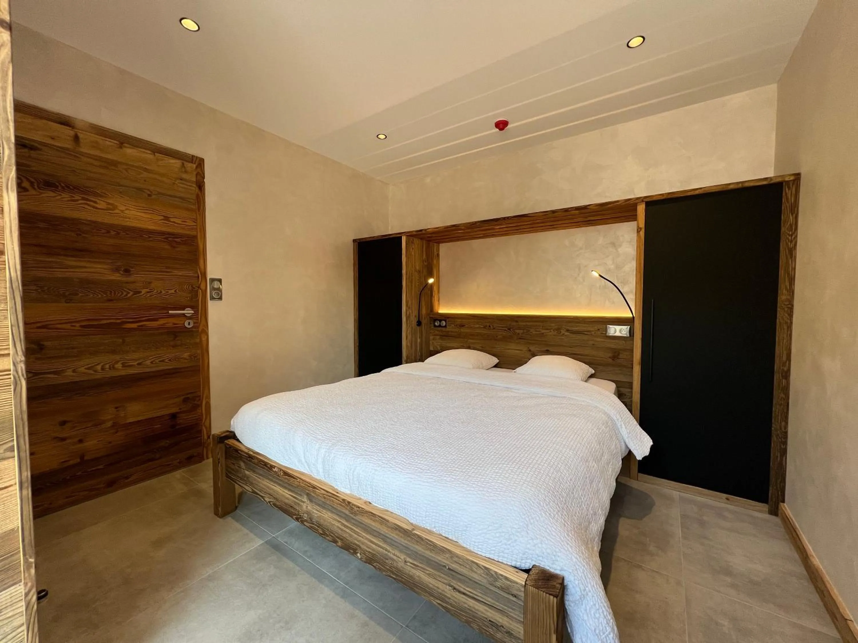 Bedroom, Bed in Gite Roche Des Ducs avec Piscine toute l'année, Spa, Sauna, Hammam