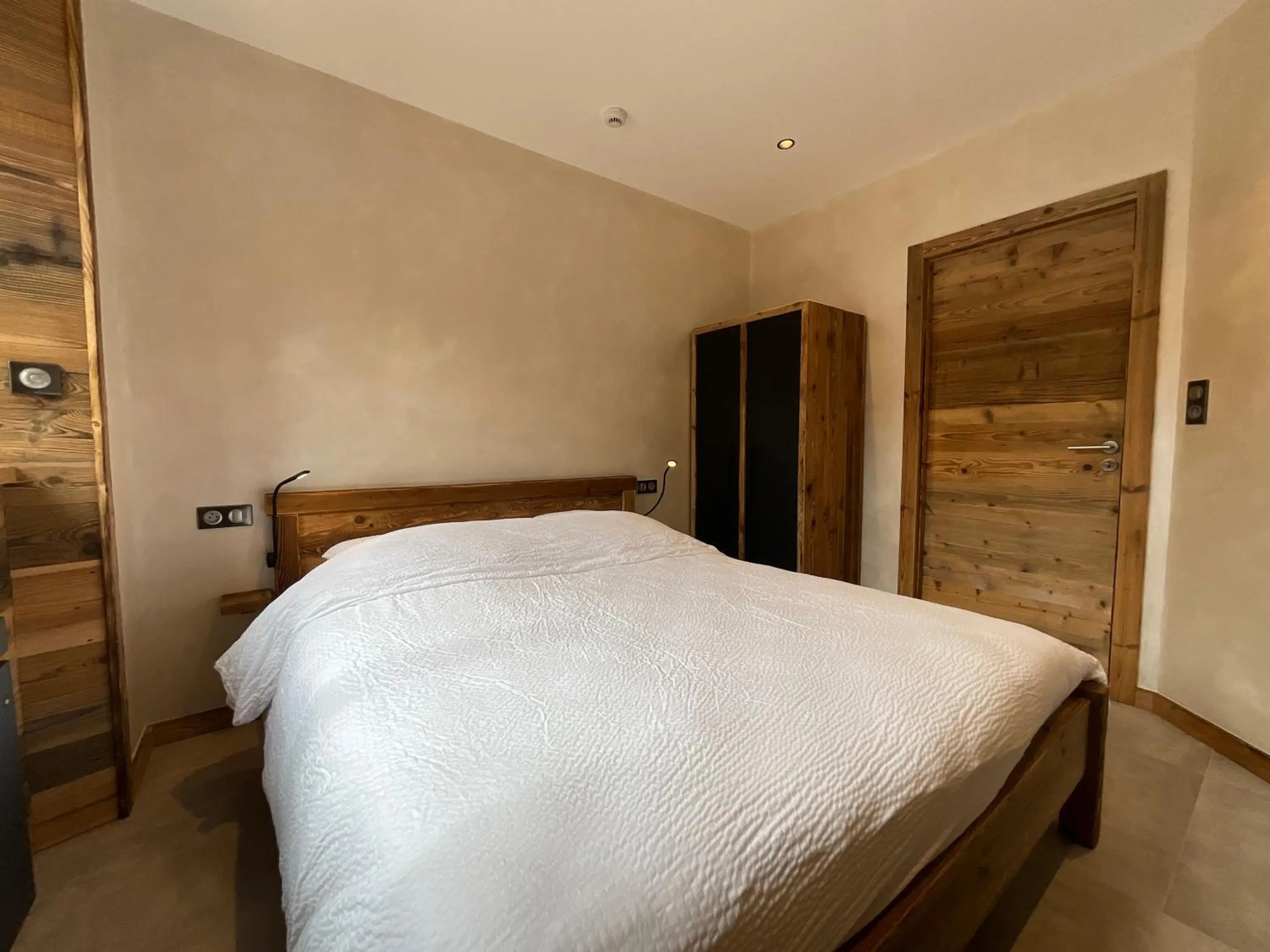 Bedroom, Bed in Gite Roche Des Ducs avec Piscine toute l'année, Spa, Sauna, Hammam