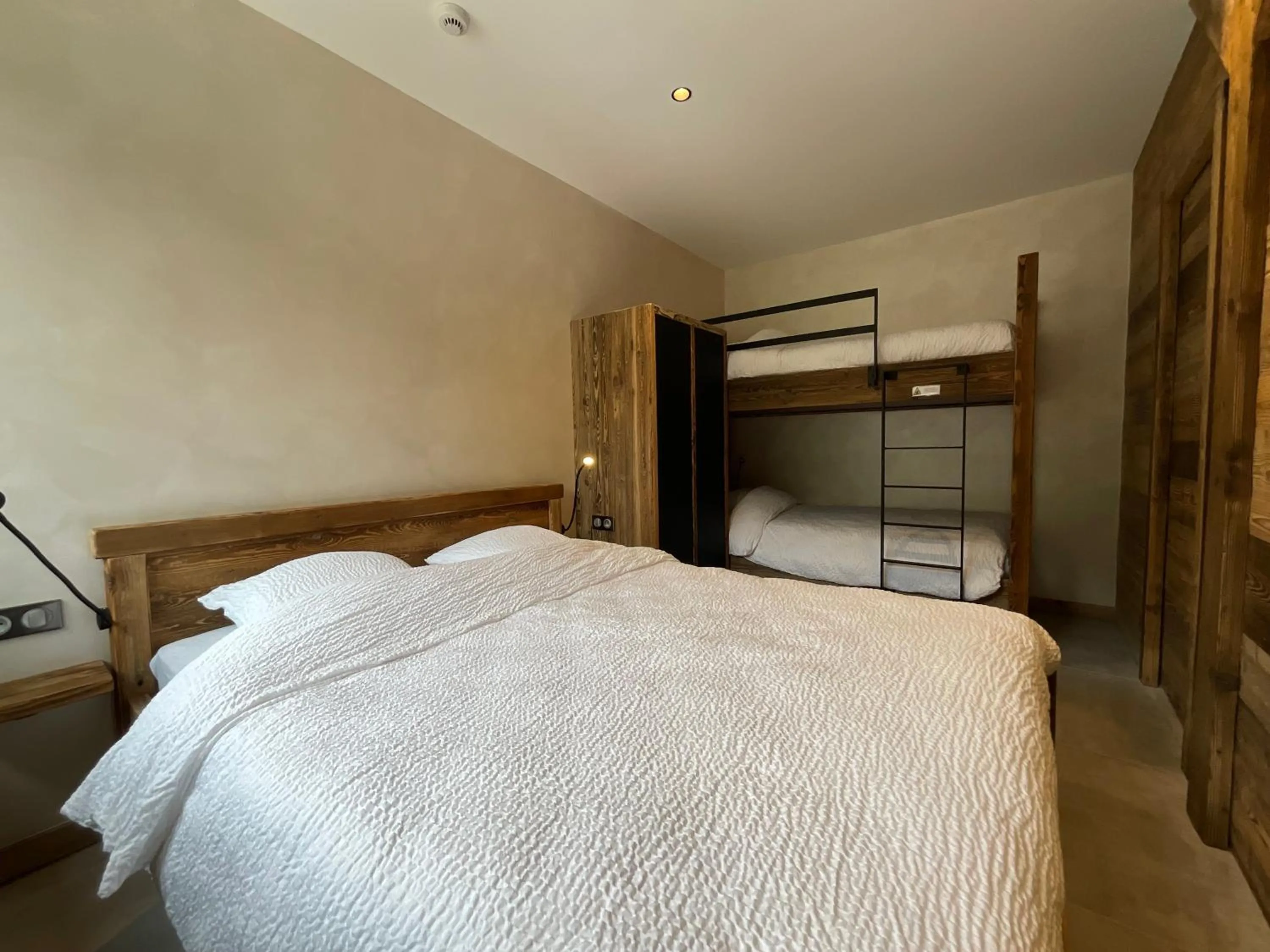 Bedroom, Bed in Gite Roche Des Ducs avec Piscine toute l'année, Spa, Sauna, Hammam