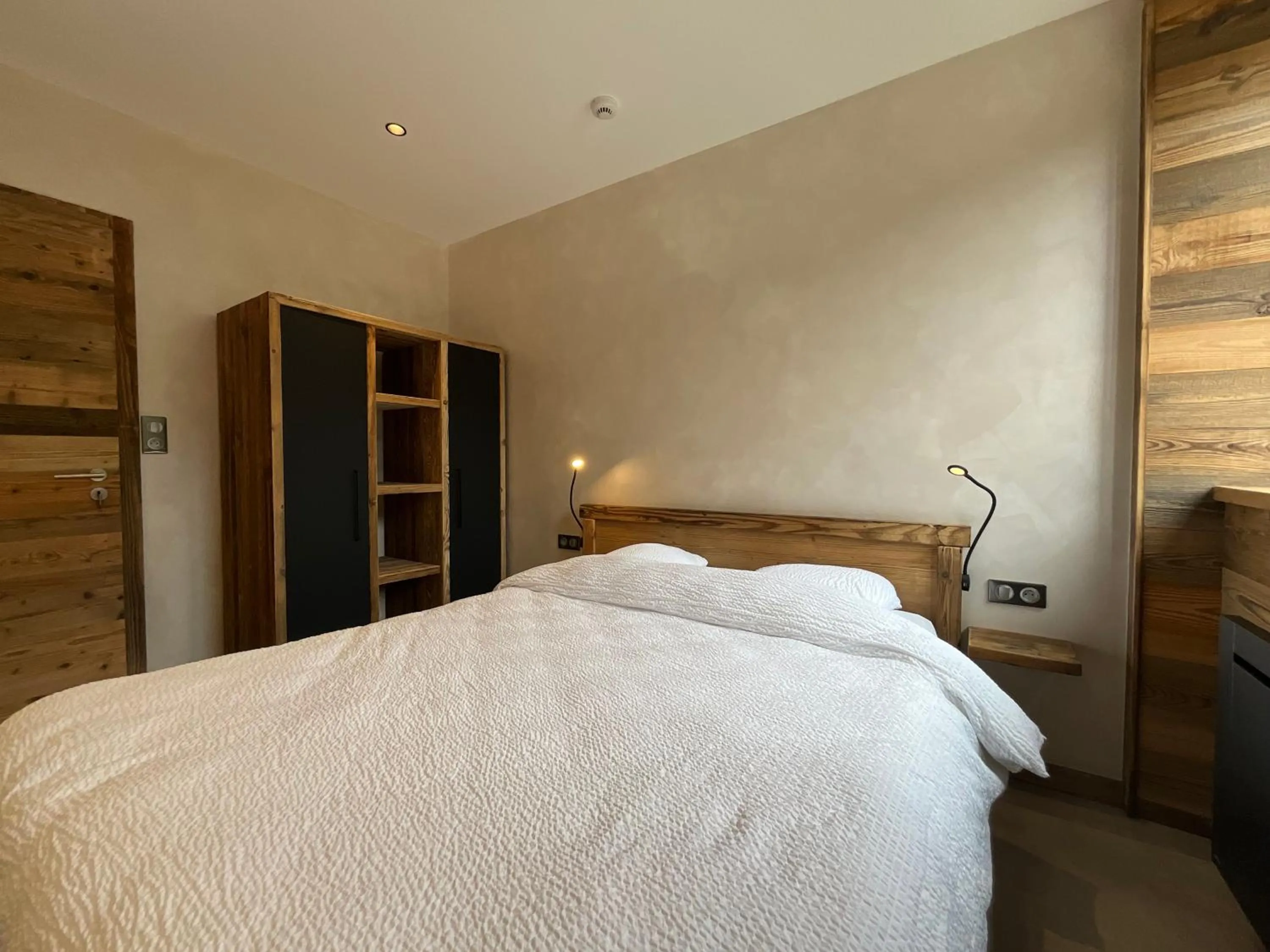 Bedroom, Bed in Gite Roche Des Ducs avec Piscine toute l'année, Spa, Sauna, Hammam