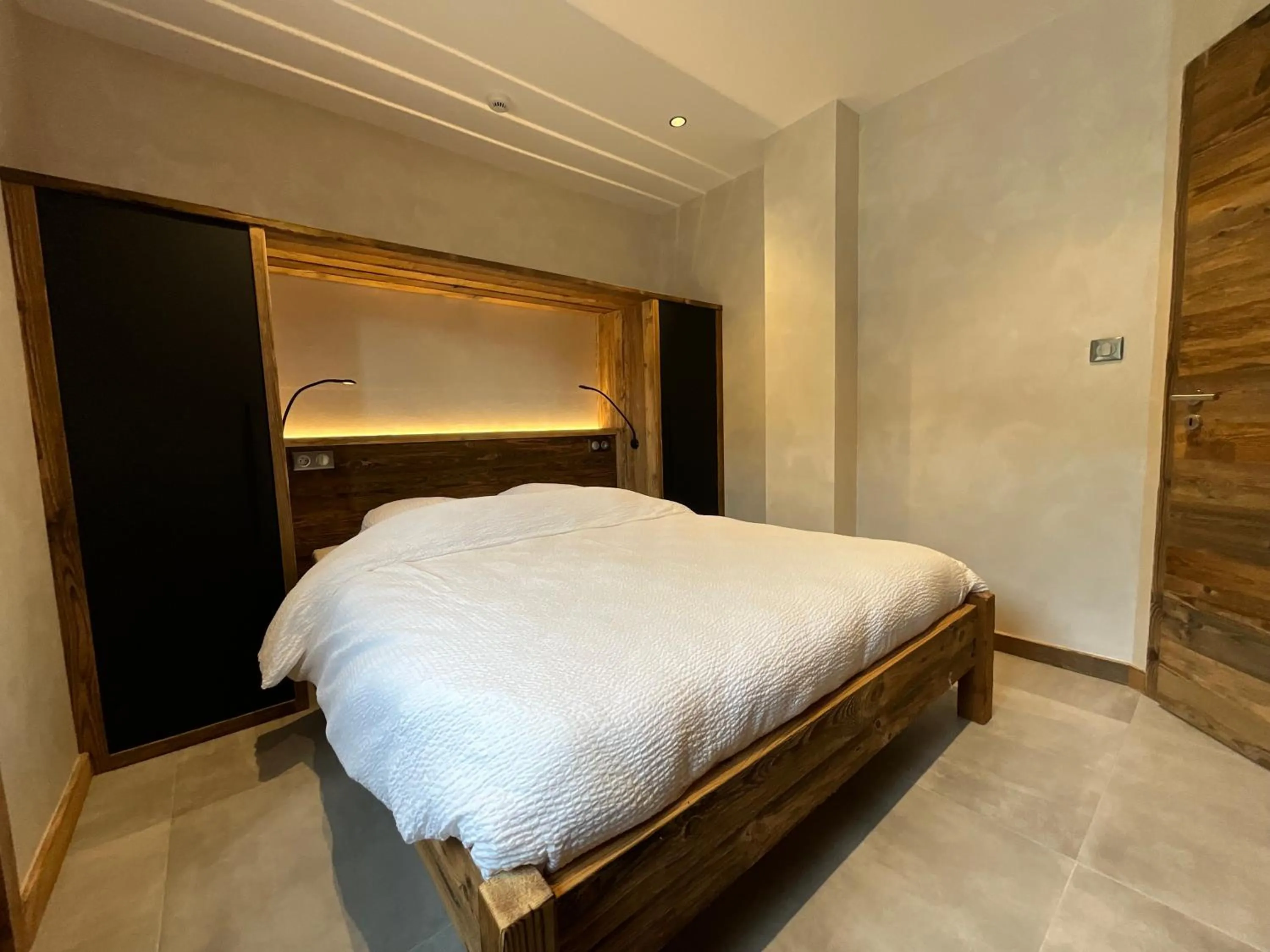 Bedroom, Bed in Gite Roche Des Ducs avec Piscine toute l'année, Spa, Sauna, Hammam