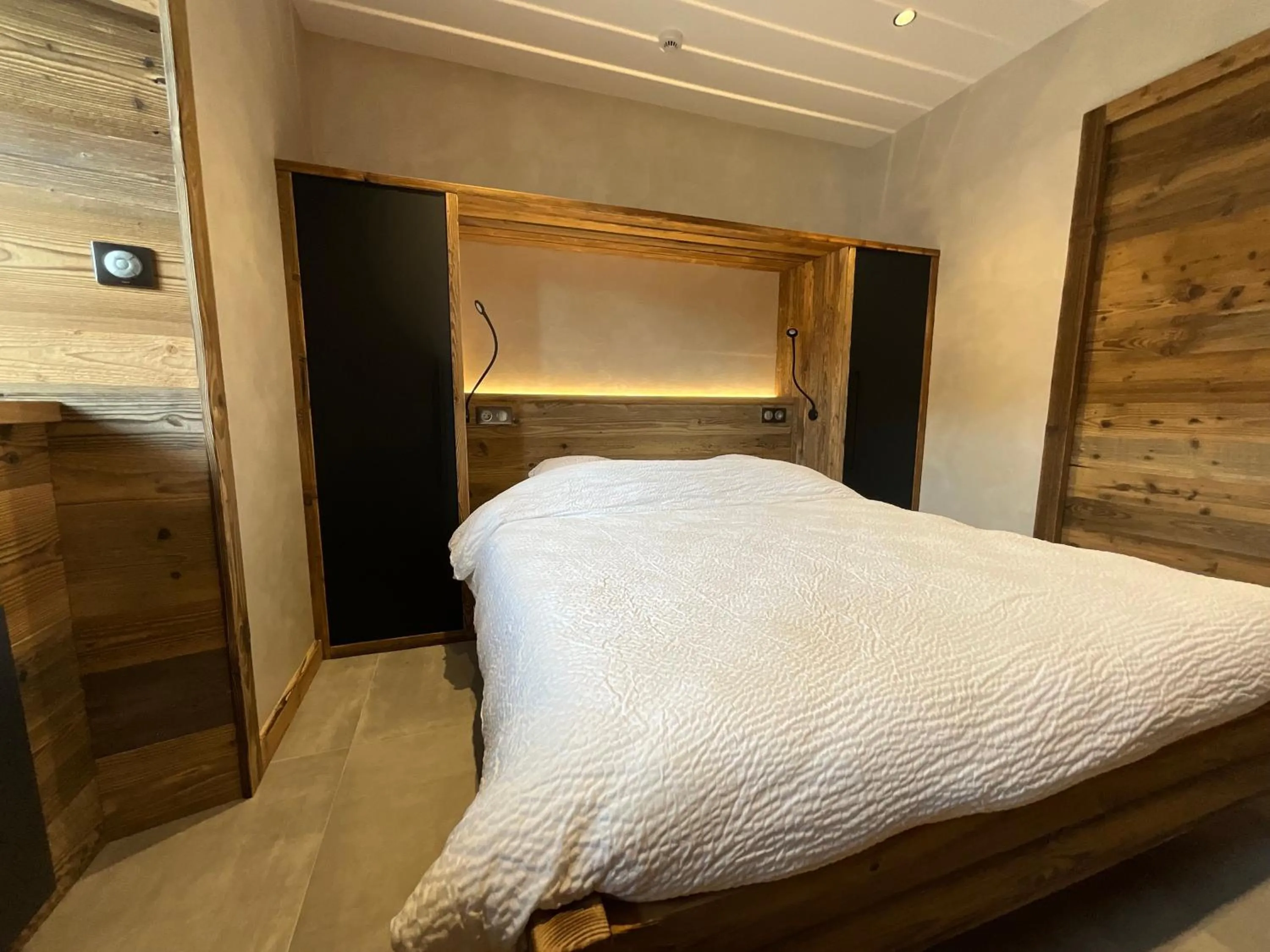 Bedroom, Bed in Gite Roche Des Ducs avec Piscine toute l'année, Spa, Sauna, Hammam