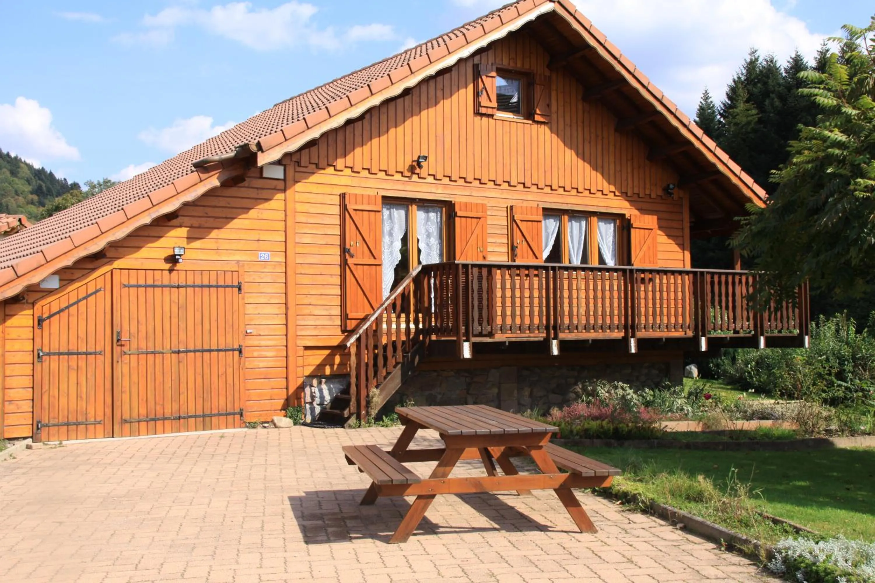 BBQ facilities in Gite Roche Des Ducs avec Piscine toute l'année, Spa, Sauna, Hammam