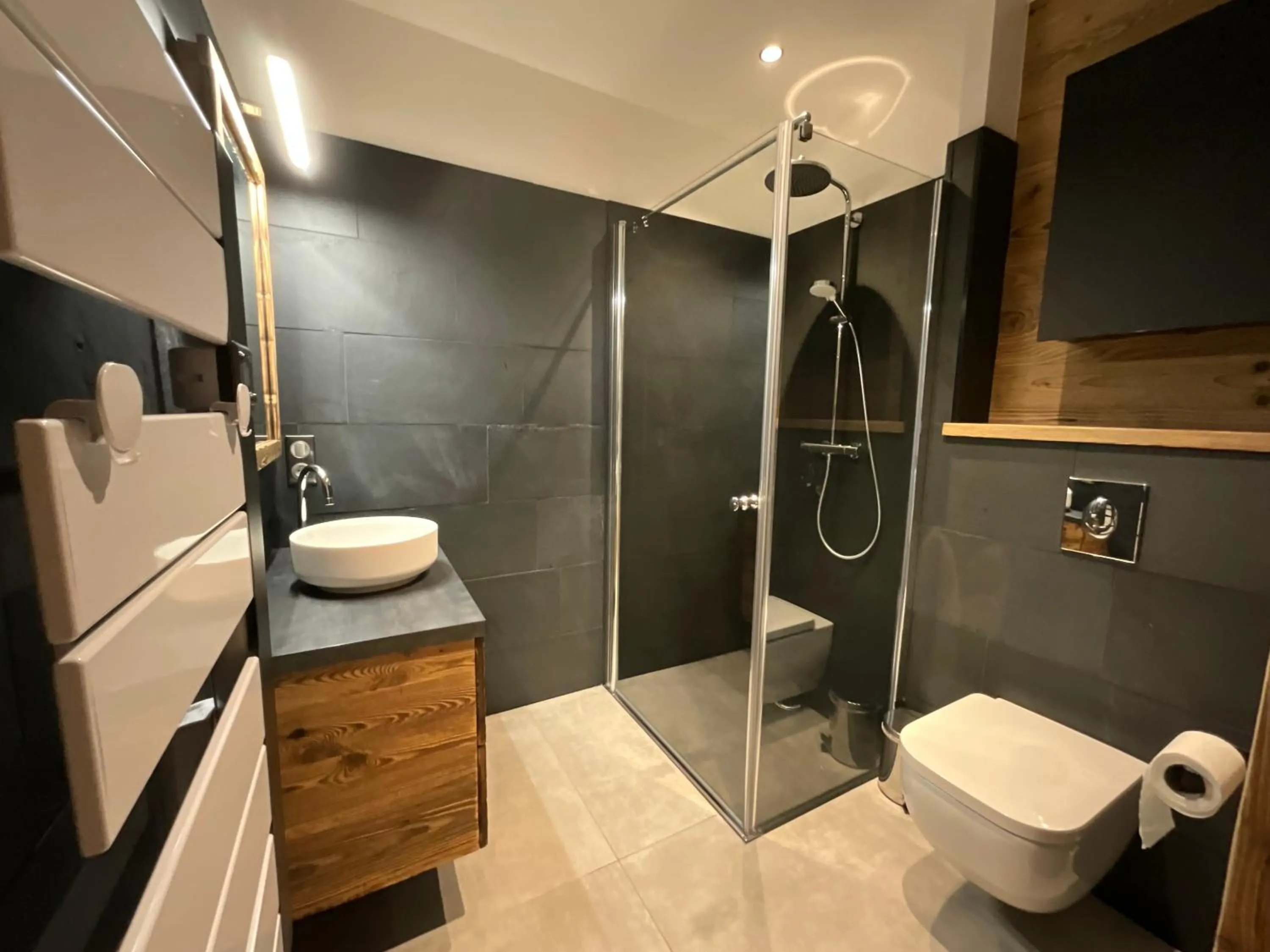 Bathroom in Gite Roche Des Ducs avec Piscine toute l'année, Spa, Sauna, Hammam