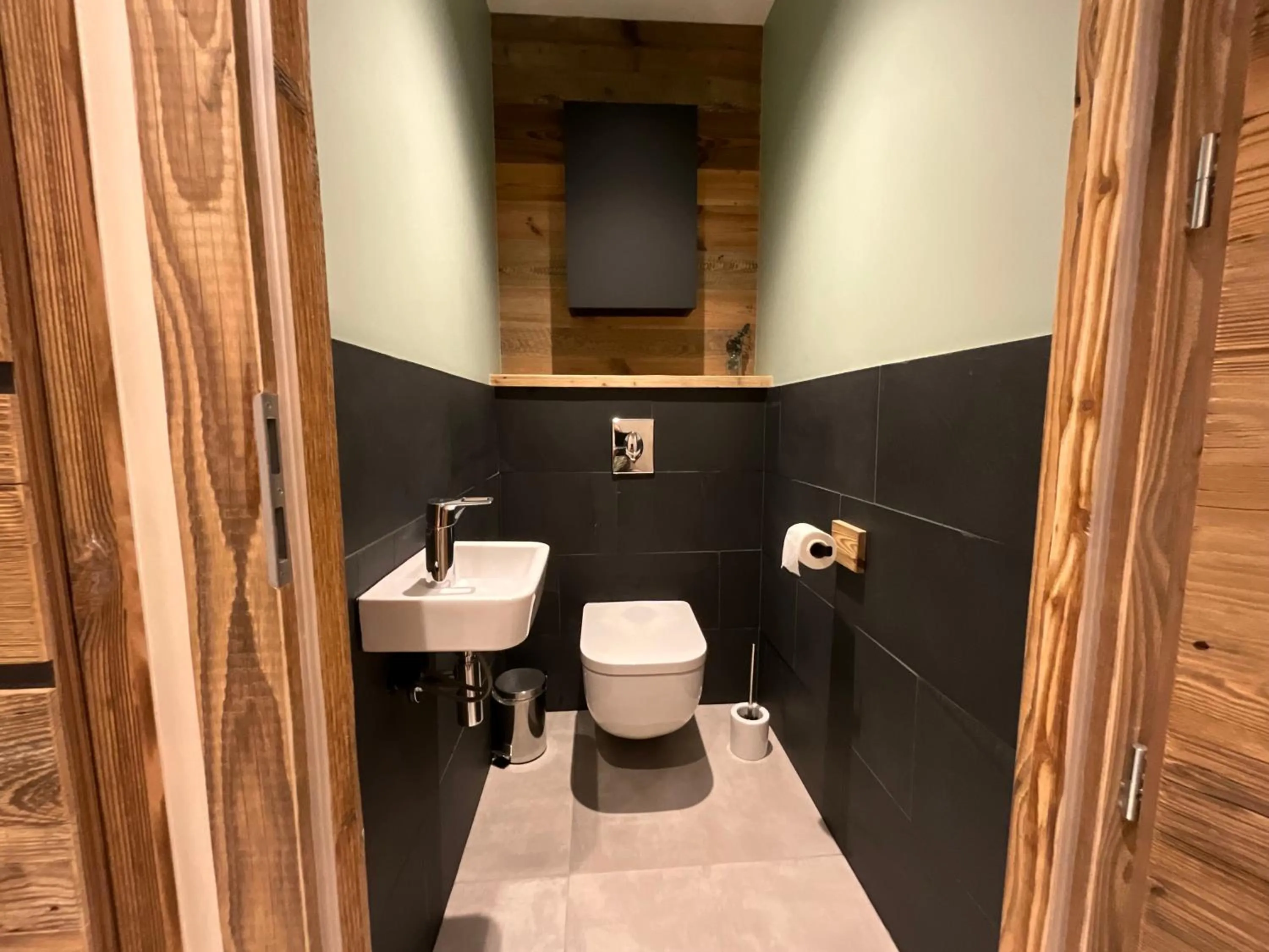 Toilet in Gite Roche Des Ducs avec Piscine toute l'année, Spa, Sauna, Hammam