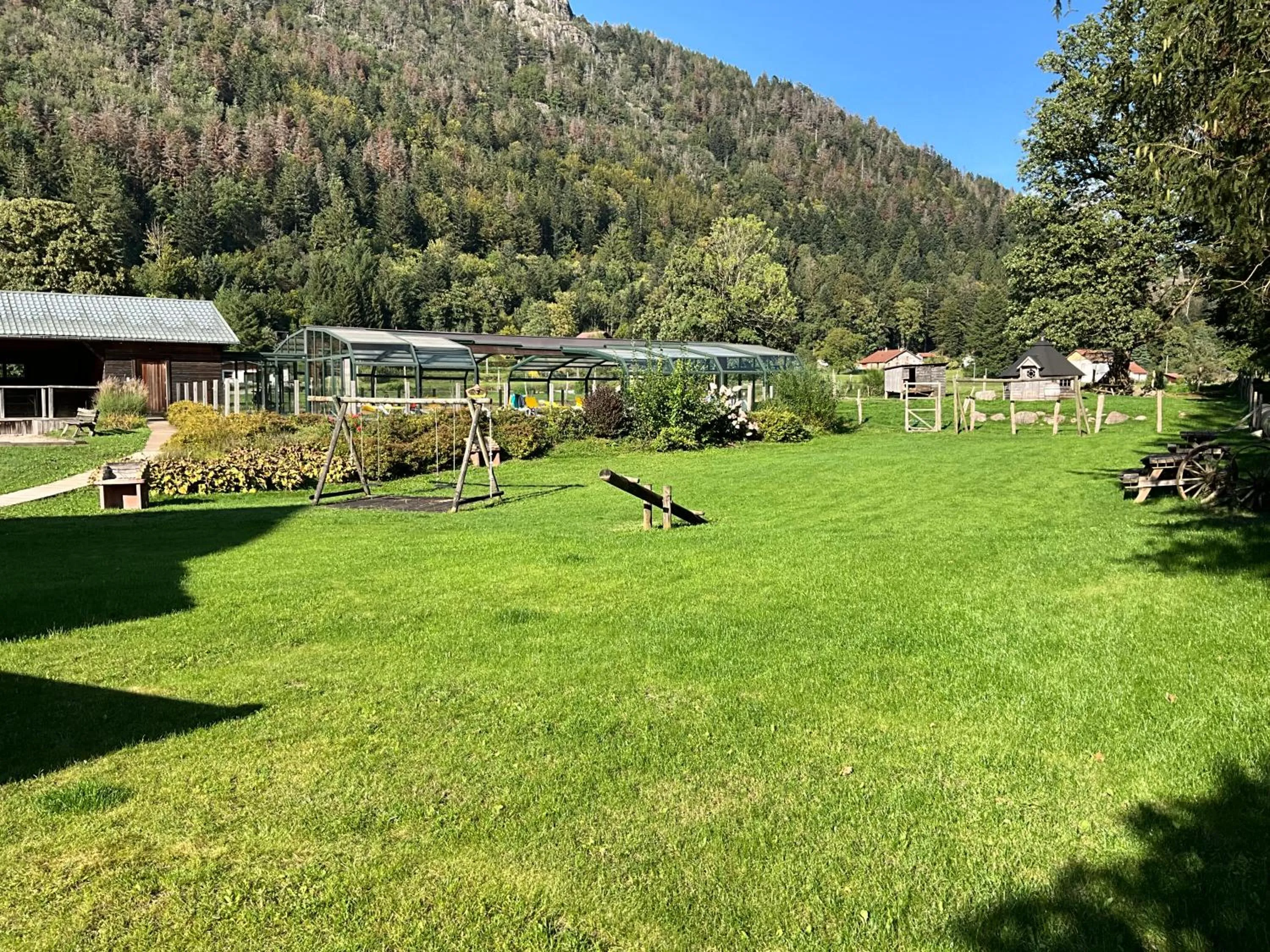 Garden in Gite Roche Des Ducs avec Piscine toute l'année, Spa, Sauna, Hammam