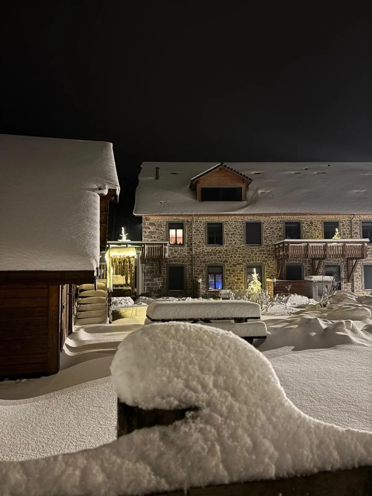 Property building in Gite Roche Des Ducs avec Piscine toute l'année, Spa, Sauna, Hammam