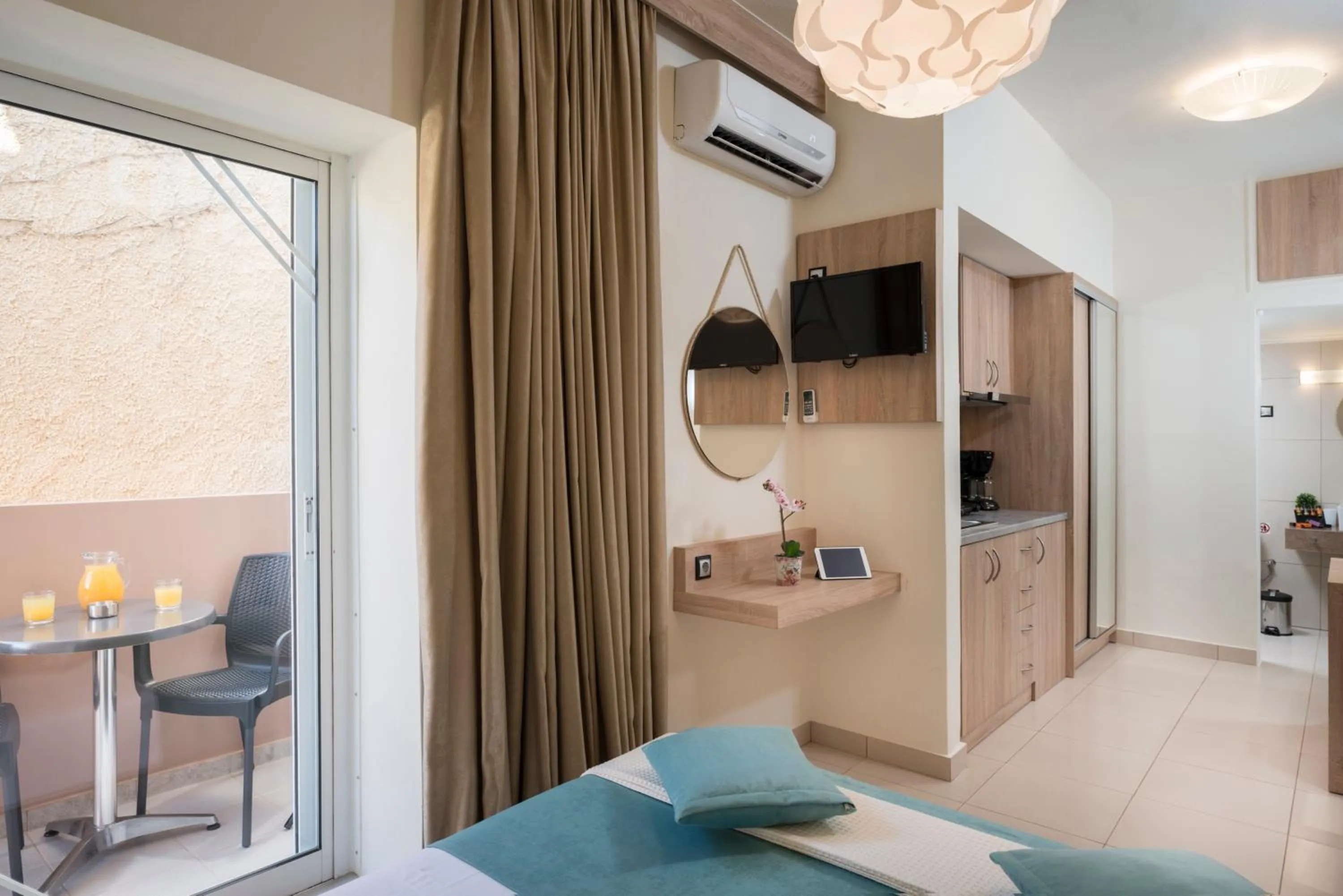 Photo of the whole room, Bed in Sea & City Apartments