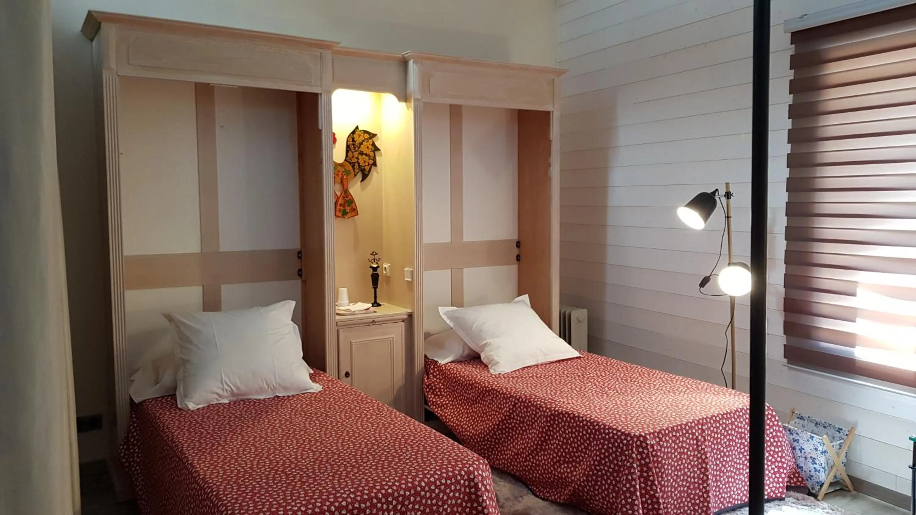 Photo of the whole room, Bed in Au Coq Bleu